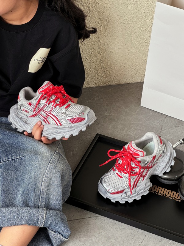 图片[8]-ASICS/亚瑟士 儿童老爹鞋厚底户外越野休闲运动跑步鞋。#透气网眼鞋面搭配合成革材质#采用全新AHAR+橡胶材质, 尺码26-37 透气性鞋面 舒适不闷脚☁️ 耐磨防滑轻便大底，脚感超赞👍🏻-选品中心