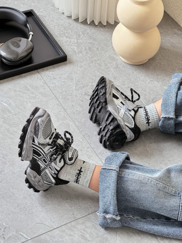 ASICS/亚瑟士 儿童老爹鞋厚底户外越野休闲运动跑步鞋。#透气网眼鞋面搭配合成革材质#采用全新AHAR+橡胶材质, 尺码26-37 透气性鞋面 舒适不闷脚☁️ 耐磨防滑轻便大底，脚感超赞👍🏻-选品中心