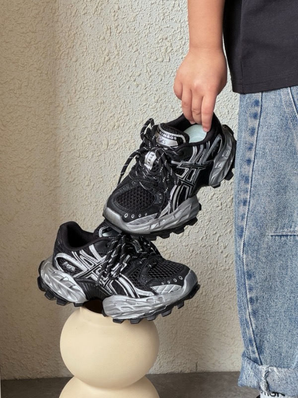 图片[2]-ASICS/亚瑟士 儿童老爹鞋厚底户外越野休闲运动跑步鞋。#透气网眼鞋面搭配合成革材质#采用全新AHAR+橡胶材质, 尺码26-37 透气性鞋面 舒适不闷脚☁️ 耐磨防滑轻便大底，脚感超赞👍🏻-选品中心