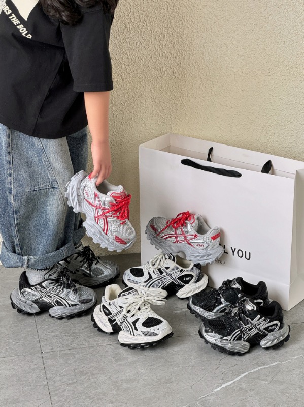 图片[9]-ASICS/亚瑟士 儿童老爹鞋厚底户外越野休闲运动跑步鞋。#透气网眼鞋面搭配合成革材质#采用全新AHAR+橡胶材质, 尺码26-37 透气性鞋面 舒适不闷脚☁️ 耐磨防滑轻便大底，脚感超赞👍🏻-选品中心