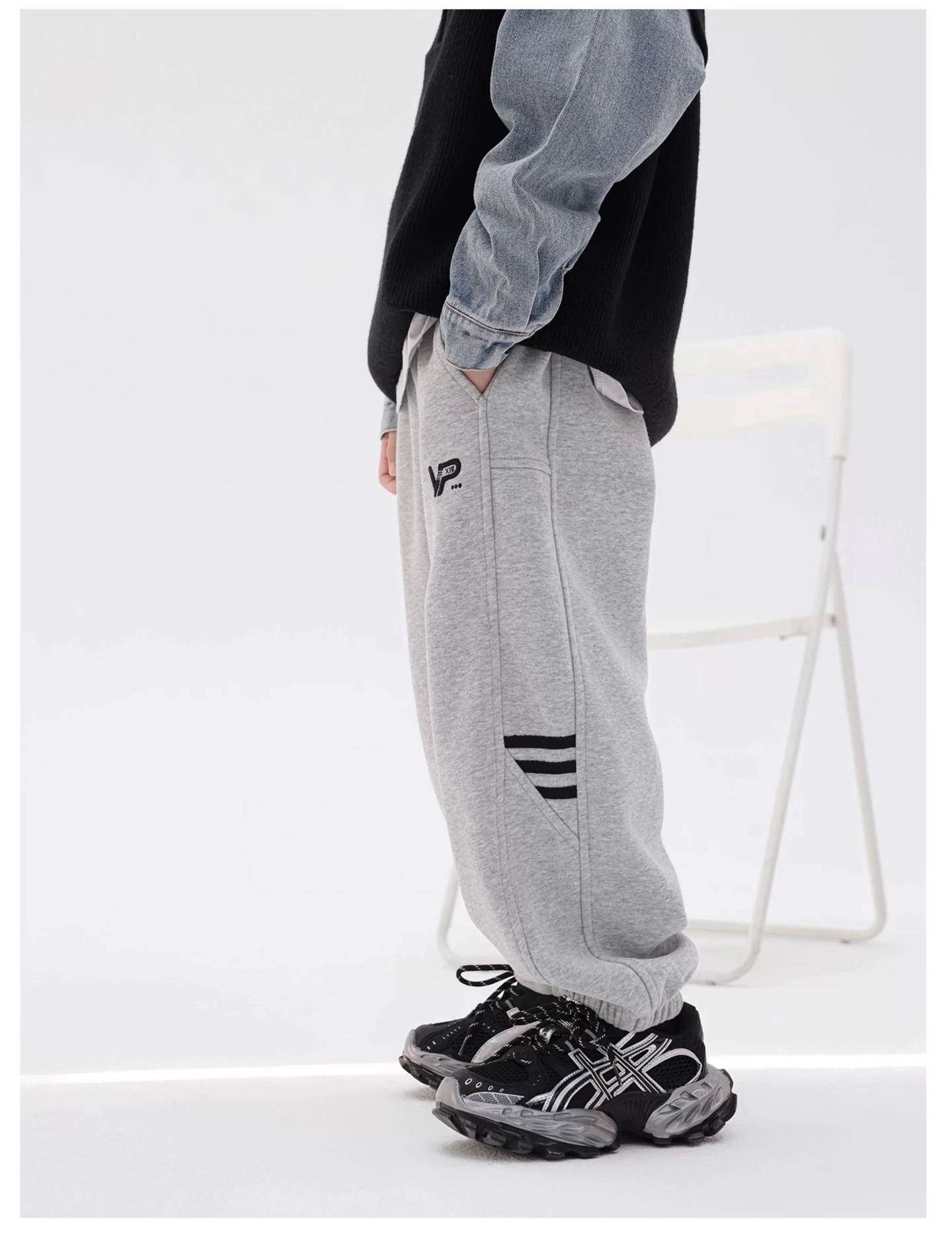 ASICS/亚瑟士 儿童老爹鞋厚底户外越野休闲运动跑步鞋。#透气网眼鞋面搭配合成革材质#采用全新AHAR+橡胶材质, 尺码26-37 透气性鞋面 舒适不闷脚☁️ 耐磨防滑轻便大底，脚感超赞👍🏻-选品中心