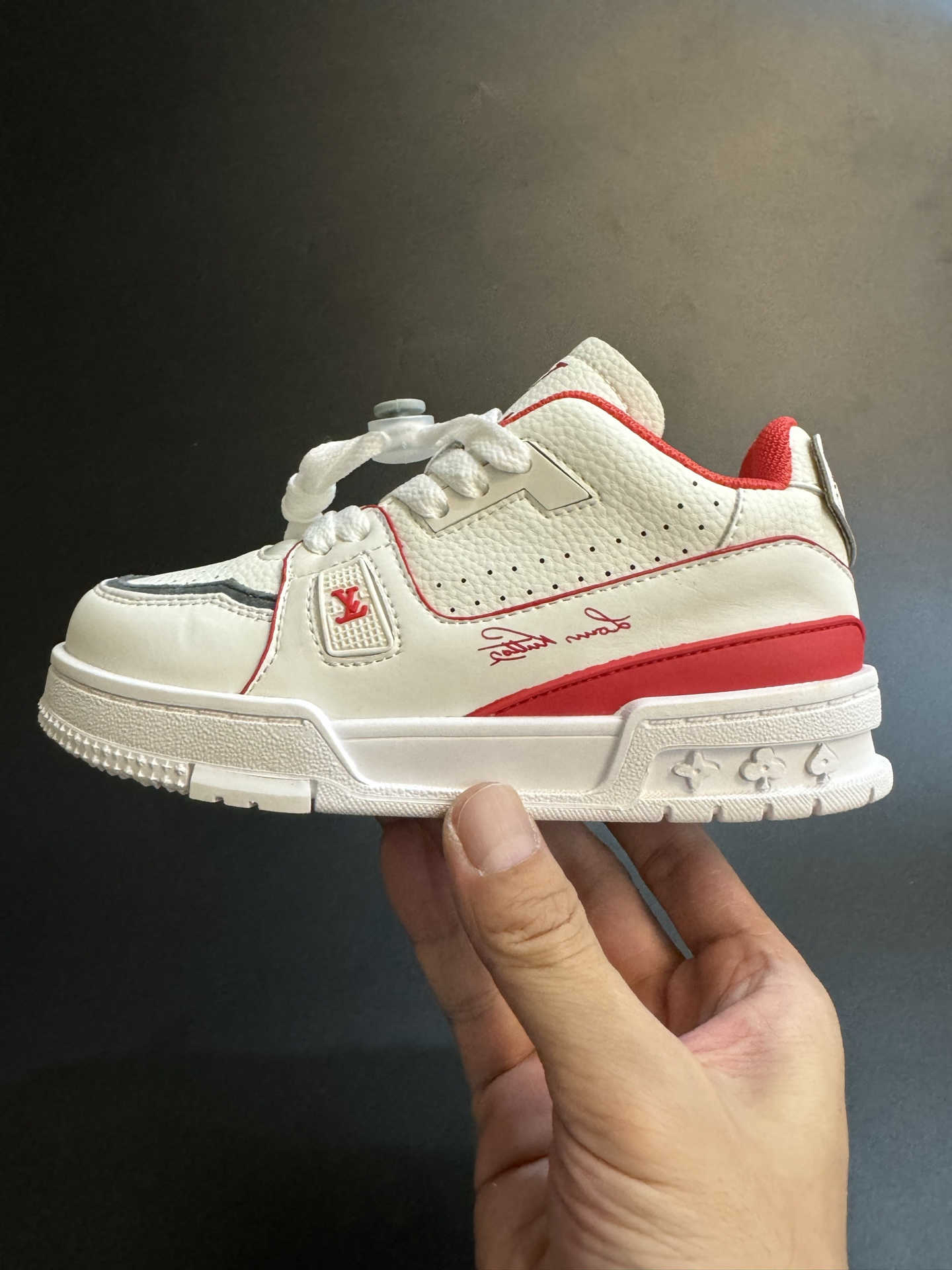 图片[3]-LV 新款时尚鞋带扣儿童板鞋 尺码：26-37码 经典大牌板鞋🆕 百搭又时髦✨防滑橡胶底 鞋带扣设计穿脱方便✌🏻 优质皮料拼接，质感满满💯-选品中心