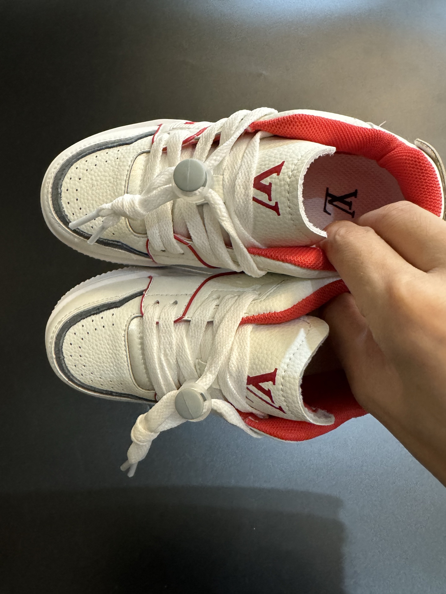 LV 新款时尚鞋带扣儿童板鞋 尺码：26-37码 经典大牌板鞋🆕 百搭又时髦✨防滑橡胶底 鞋带扣设计穿脱方便✌🏻 优质皮料拼接，质感满满💯-选品中心