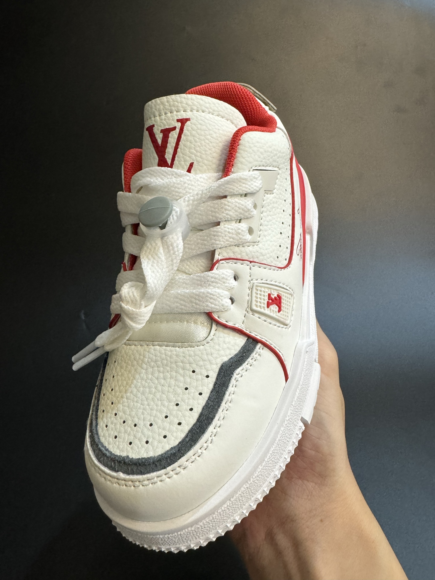 图片[4]-LV 新款时尚鞋带扣儿童板鞋 尺码：26-37码 经典大牌板鞋🆕 百搭又时髦✨防滑橡胶底 鞋带扣设计穿脱方便✌🏻 优质皮料拼接，质感满满💯-选品中心