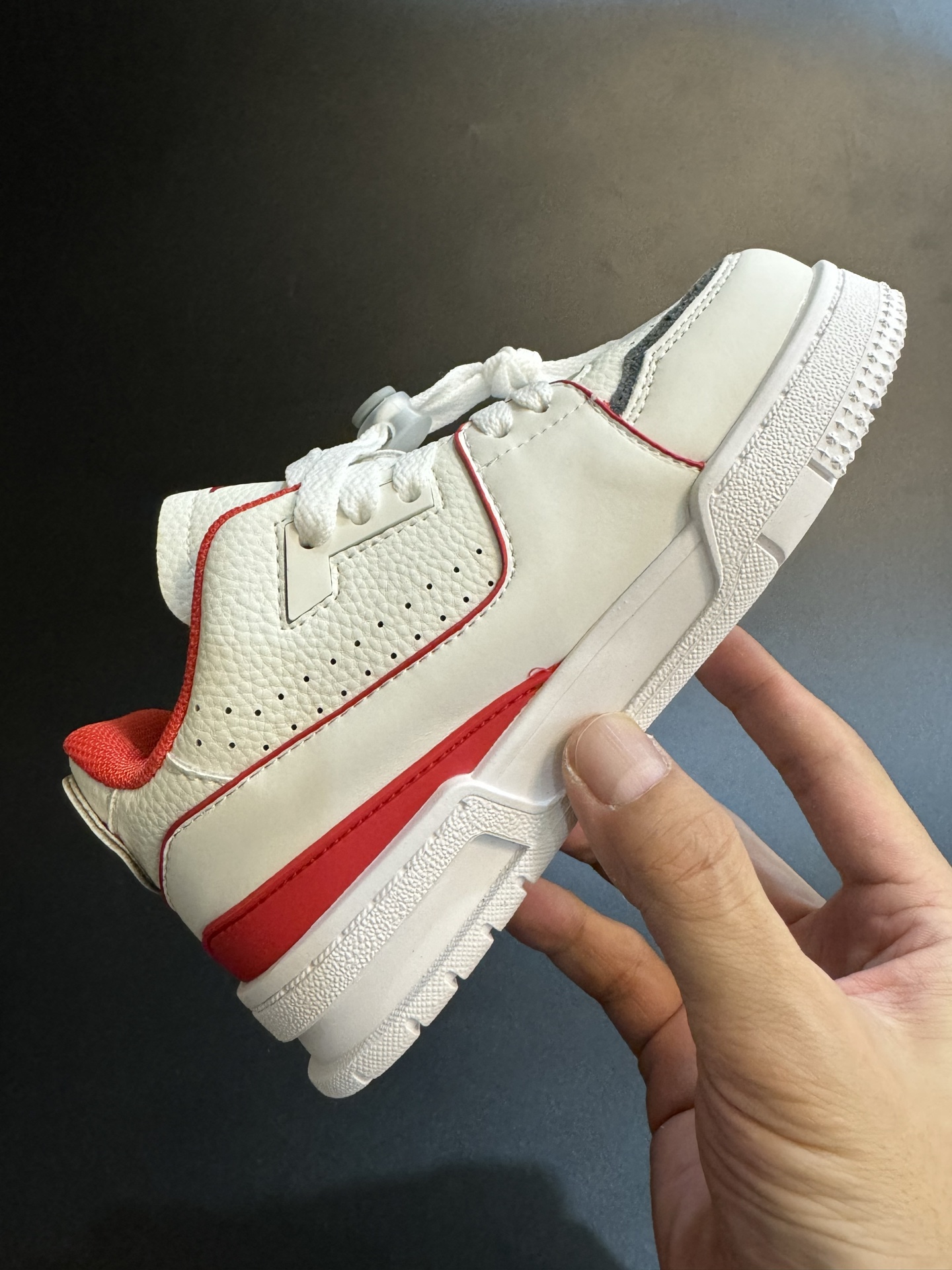 图片[5]-LV 新款时尚鞋带扣儿童板鞋 尺码：26-37码 经典大牌板鞋🆕 百搭又时髦✨防滑橡胶底 鞋带扣设计穿脱方便✌🏻 优质皮料拼接，质感满满💯-选品中心