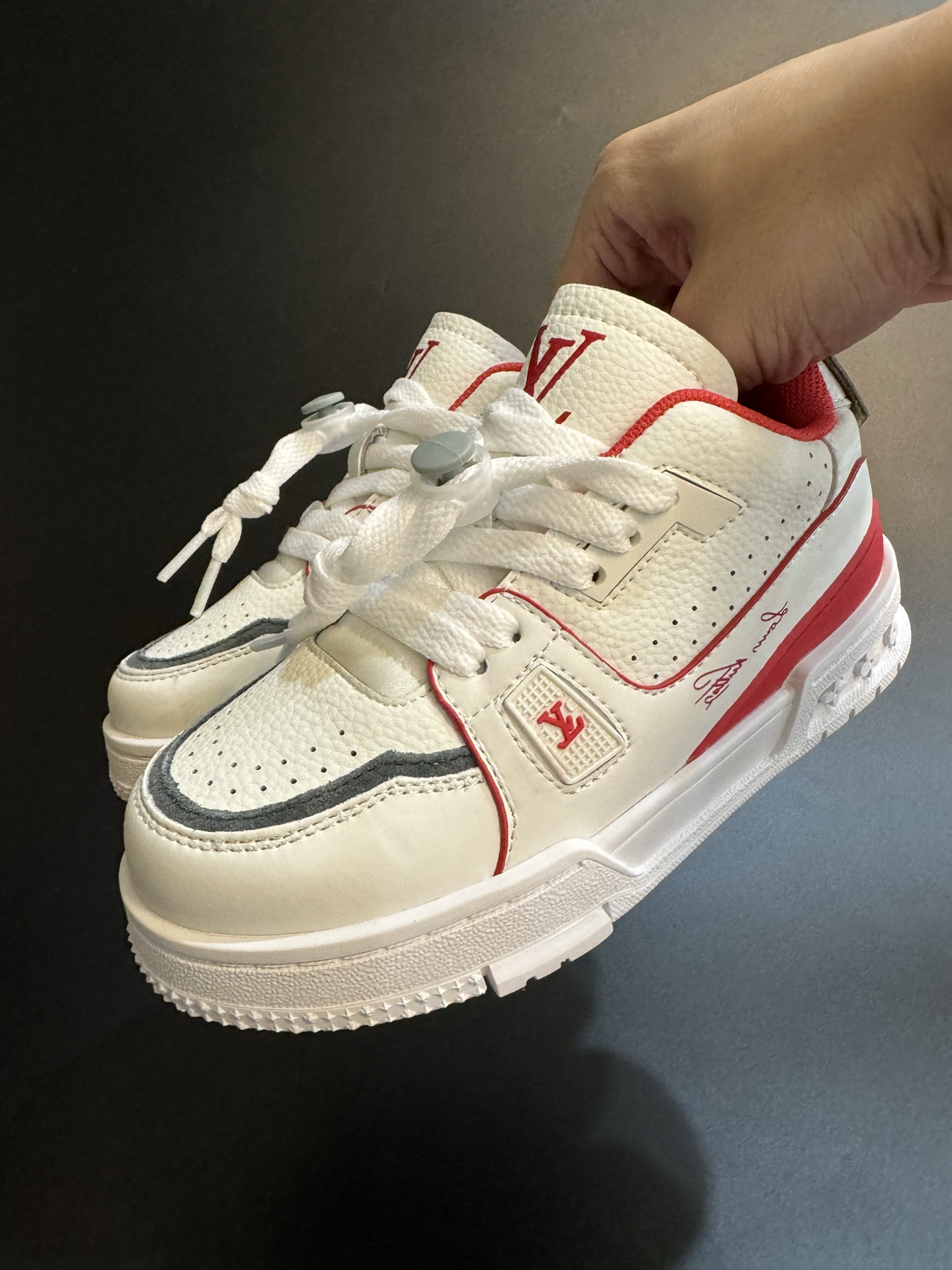 图片[2]-LV 新款时尚鞋带扣儿童板鞋 尺码：26-37码 经典大牌板鞋🆕 百搭又时髦✨防滑橡胶底 鞋带扣设计穿脱方便✌🏻 优质皮料拼接，质感满满💯-选品中心