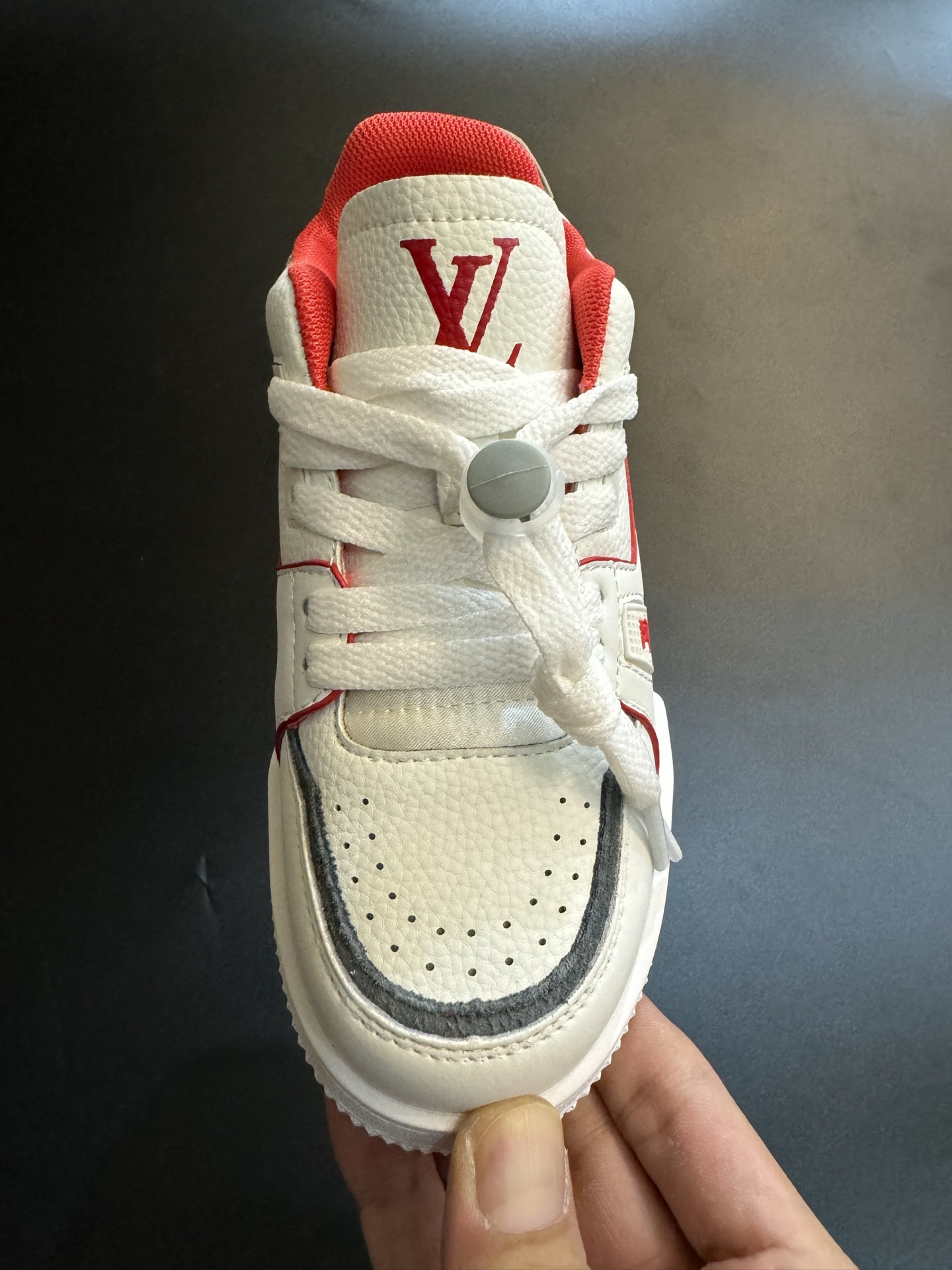 图片[6]-LV 新款时尚鞋带扣儿童板鞋 尺码：26-37码 经典大牌板鞋🆕 百搭又时髦✨防滑橡胶底 鞋带扣设计穿脱方便✌🏻 优质皮料拼接，质感满满💯-选品中心