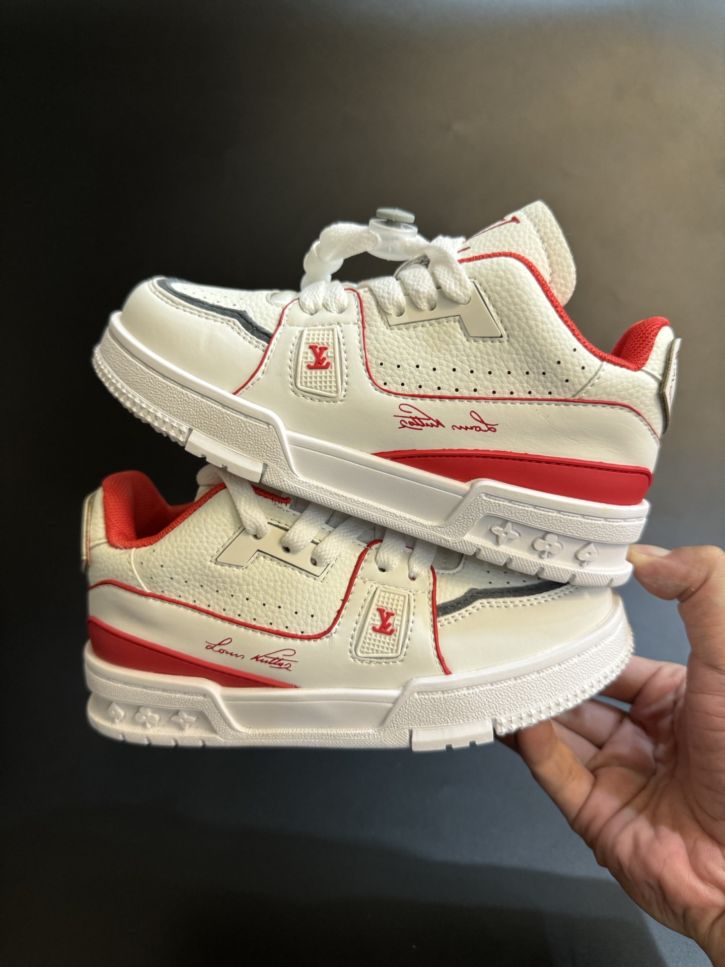 图片[8]-LV 新款时尚鞋带扣儿童板鞋 尺码：26-37码 经典大牌板鞋🆕 百搭又时髦✨防滑橡胶底 鞋带扣设计穿脱方便✌🏻 优质皮料拼接，质感满满💯-选品中心