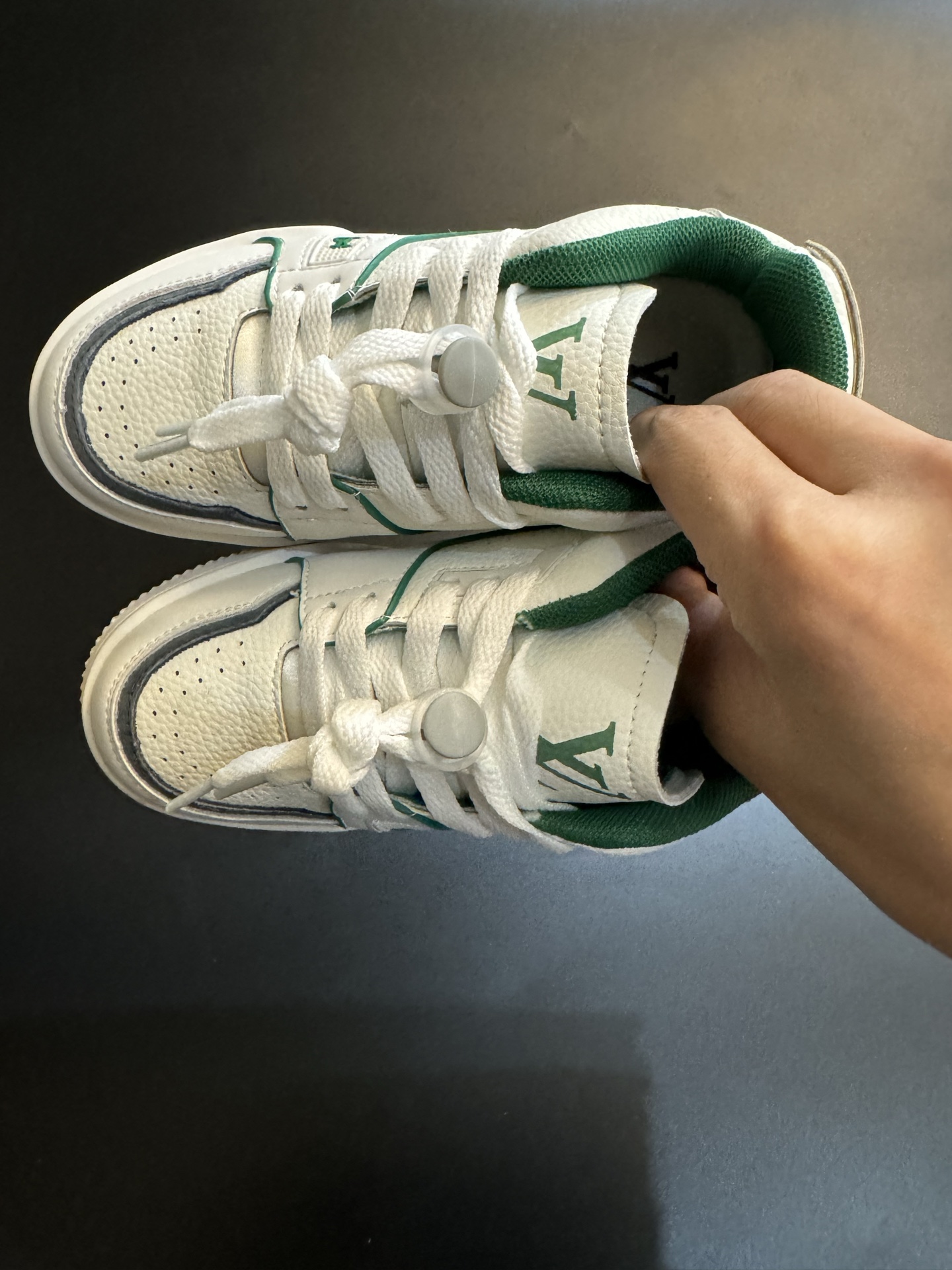 LV 新款时尚鞋带扣儿童板鞋 尺码：26-37码 经典大牌板鞋🆕 百搭又时髦✨防滑橡胶底 鞋带扣设计穿脱方便✌🏻 优质皮料拼接，质感满满💯-选品中心