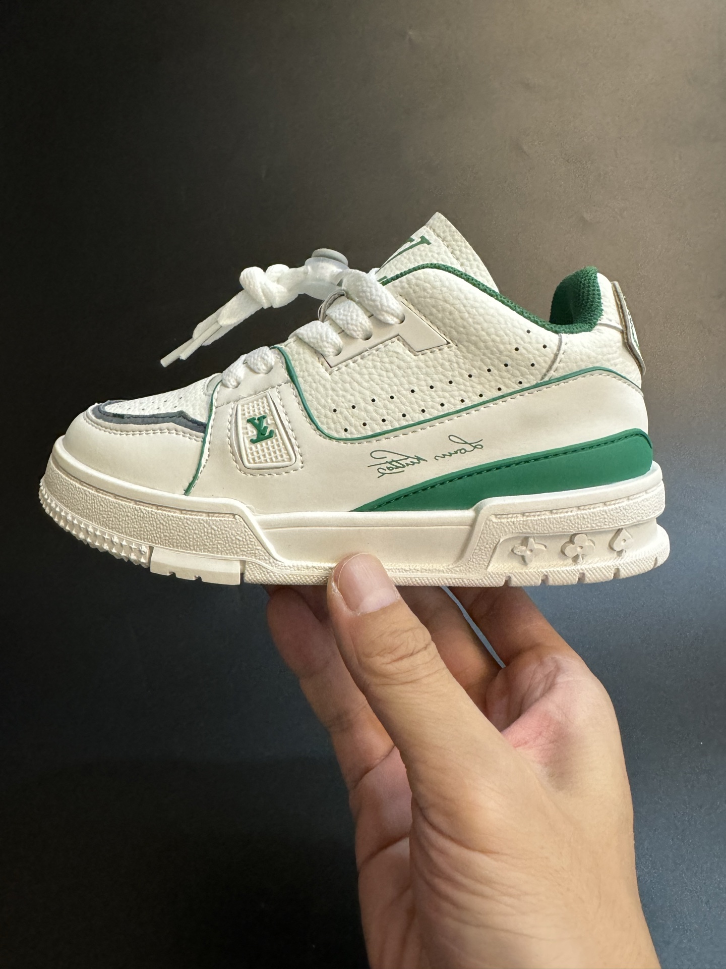 图片[3]-LV 新款时尚鞋带扣儿童板鞋 尺码：26-37码 经典大牌板鞋🆕 百搭又时髦✨防滑橡胶底 鞋带扣设计穿脱方便✌🏻 优质皮料拼接，质感满满💯-选品中心