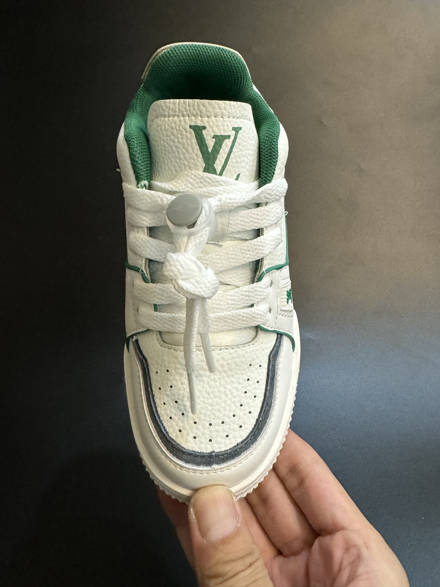 图片[6]-LV 新款时尚鞋带扣儿童板鞋 尺码：26-37码 经典大牌板鞋🆕 百搭又时髦✨防滑橡胶底 鞋带扣设计穿脱方便✌🏻 优质皮料拼接，质感满满💯-选品中心