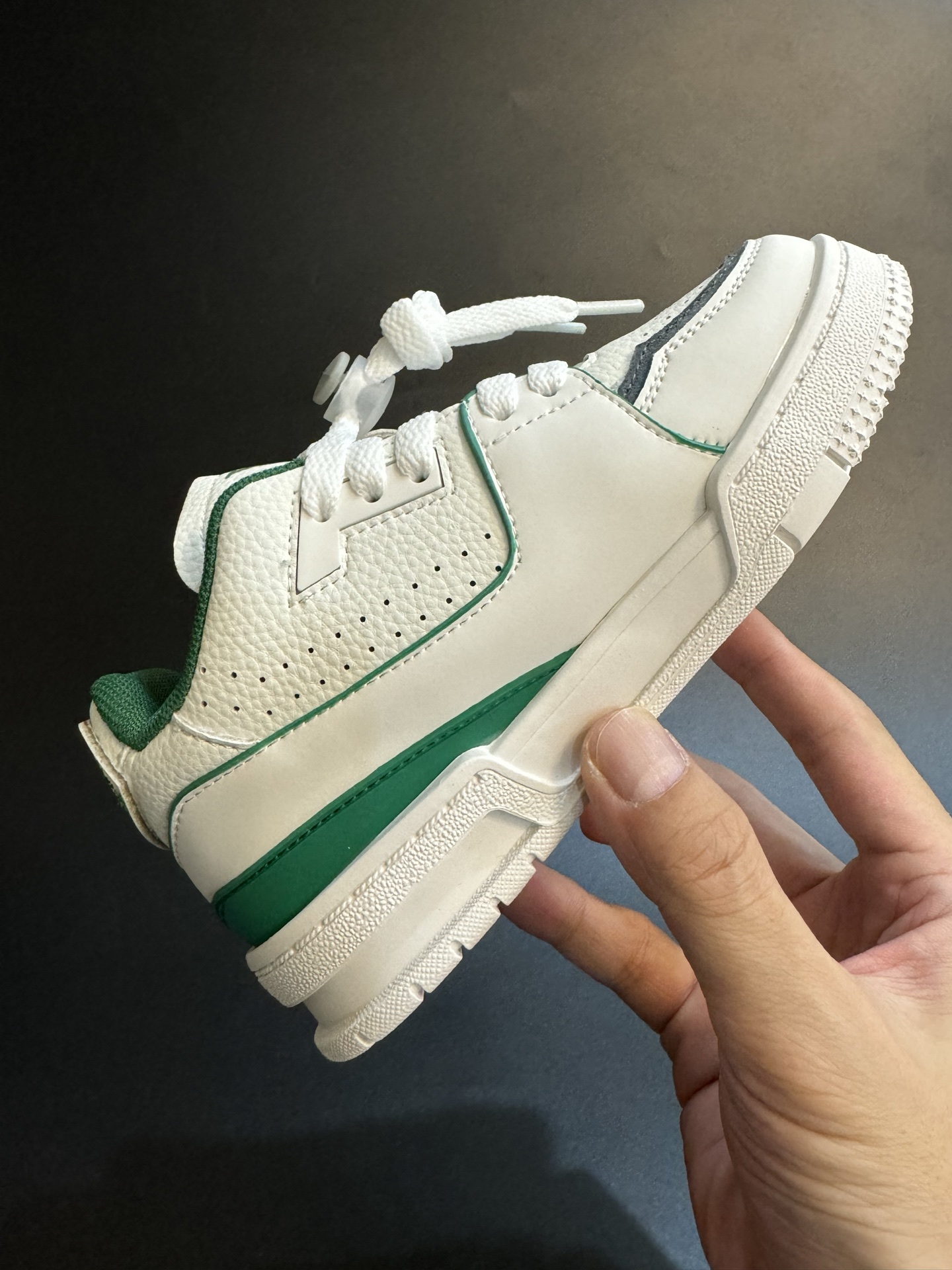 图片[5]-LV 新款时尚鞋带扣儿童板鞋 尺码：26-37码 经典大牌板鞋🆕 百搭又时髦✨防滑橡胶底 鞋带扣设计穿脱方便✌🏻 优质皮料拼接，质感满满💯-选品中心