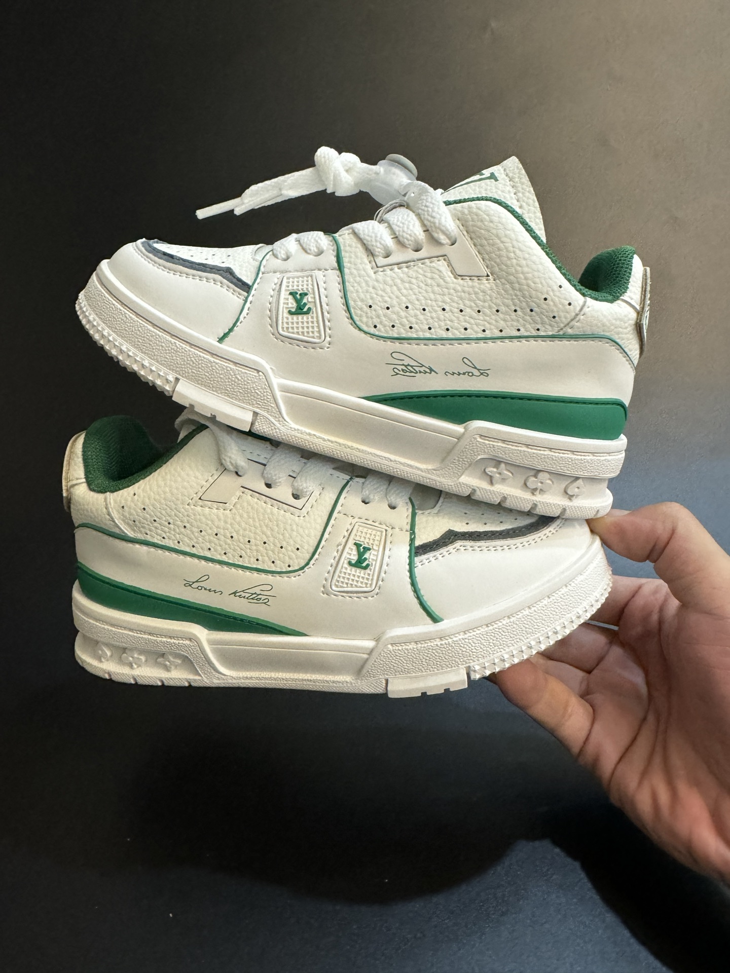 图片[8]-LV 新款时尚鞋带扣儿童板鞋 尺码：26-37码 经典大牌板鞋🆕 百搭又时髦✨防滑橡胶底 鞋带扣设计穿脱方便✌🏻 优质皮料拼接，质感满满💯-选品中心