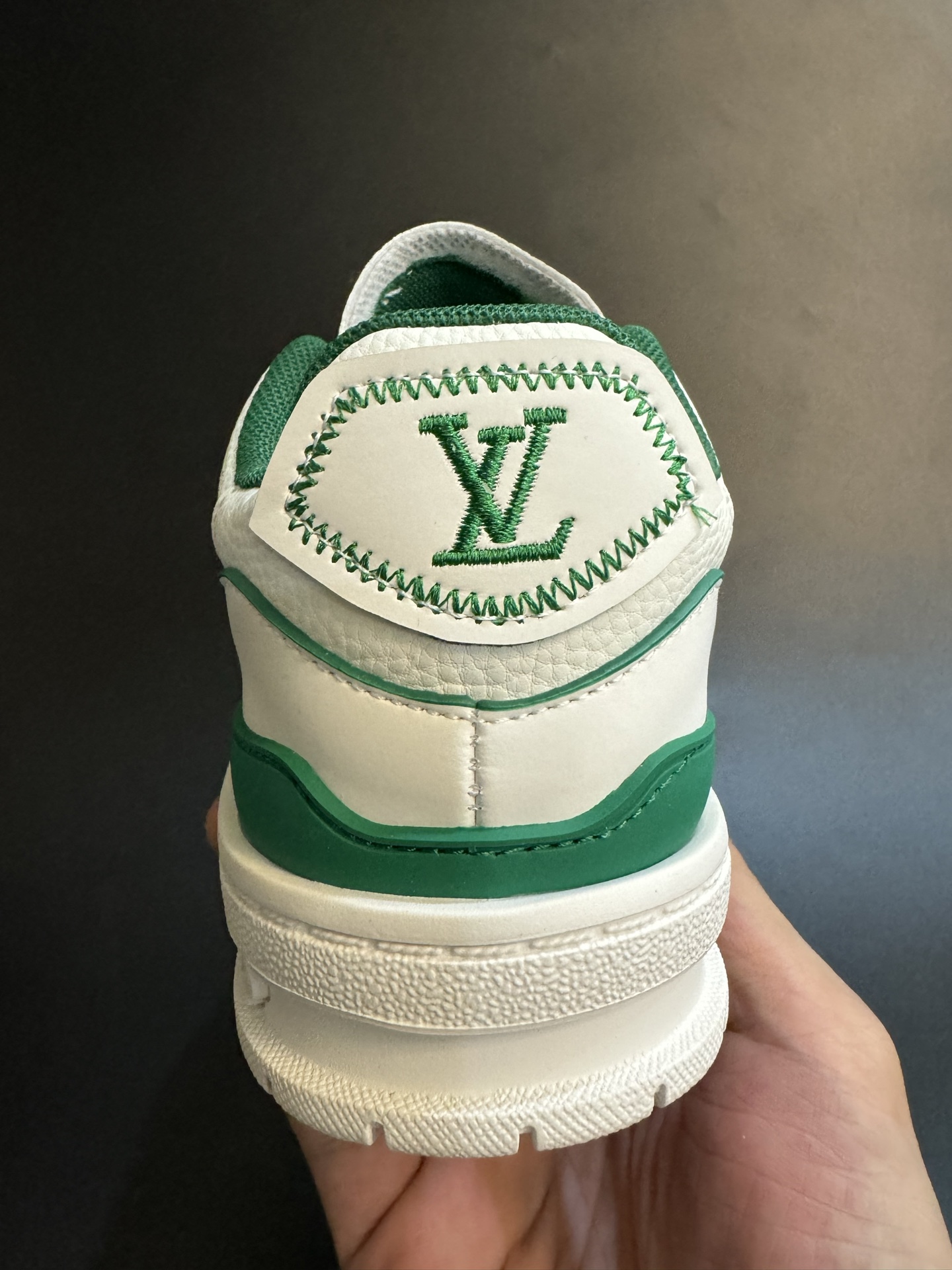 图片[7]-LV 新款时尚鞋带扣儿童板鞋 尺码：26-37码 经典大牌板鞋🆕 百搭又时髦✨防滑橡胶底 鞋带扣设计穿脱方便✌🏻 优质皮料拼接，质感满满💯-选品中心