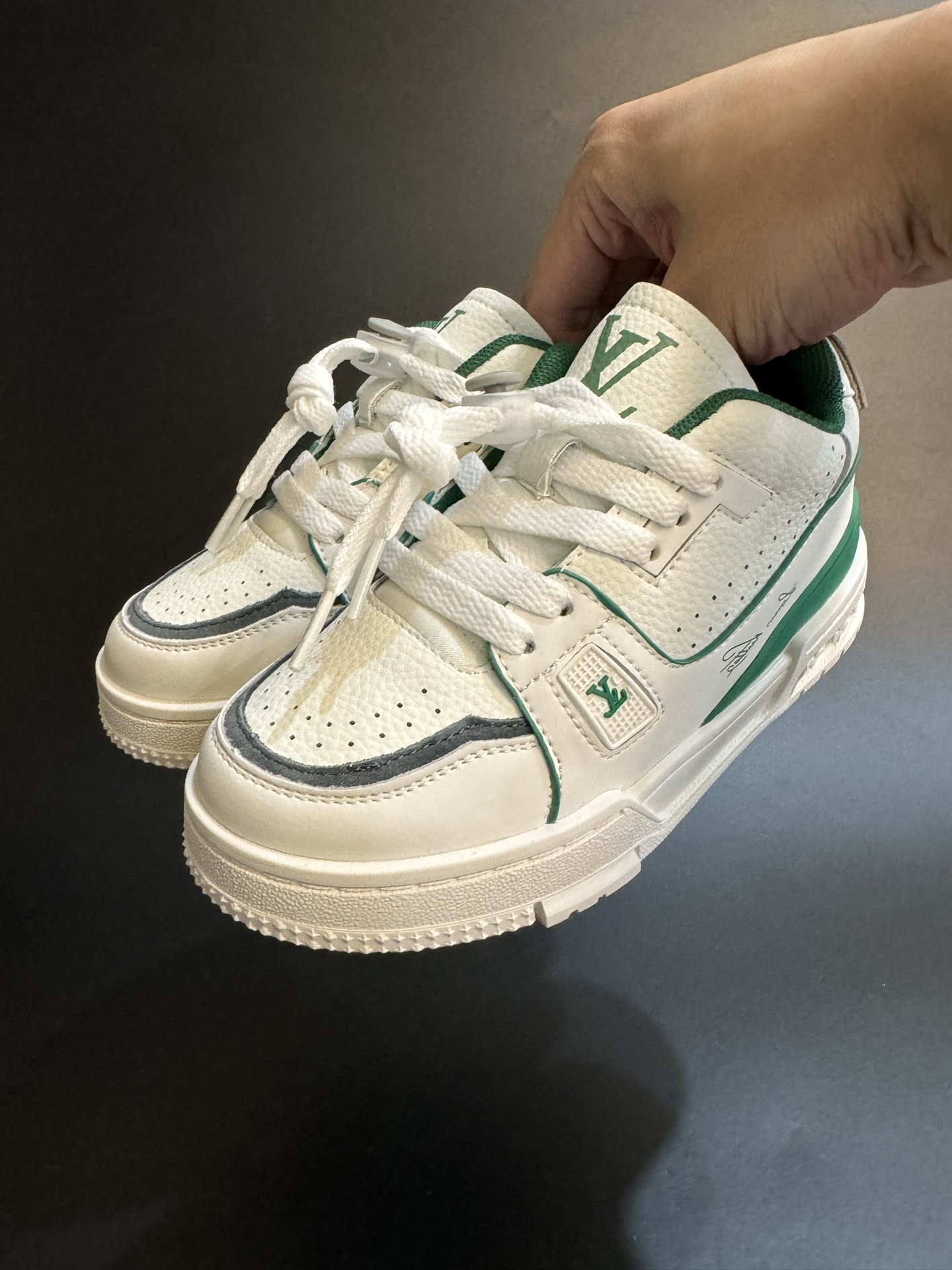 图片[2]-LV 新款时尚鞋带扣儿童板鞋 尺码：26-37码 经典大牌板鞋🆕 百搭又时髦✨防滑橡胶底 鞋带扣设计穿脱方便✌🏻 优质皮料拼接，质感满满💯-选品中心