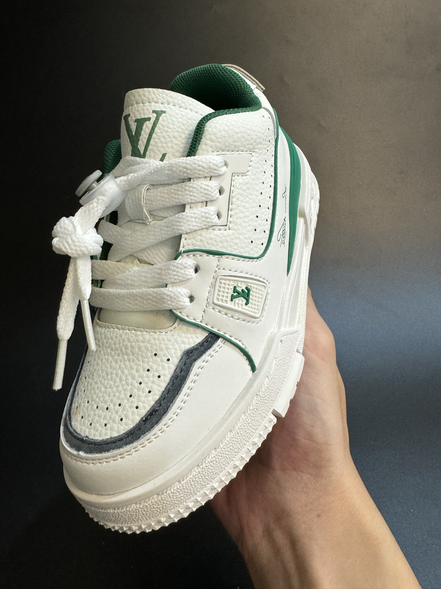 图片[4]-LV 新款时尚鞋带扣儿童板鞋 尺码：26-37码 经典大牌板鞋🆕 百搭又时髦✨防滑橡胶底 鞋带扣设计穿脱方便✌🏻 优质皮料拼接，质感满满💯-选品中心