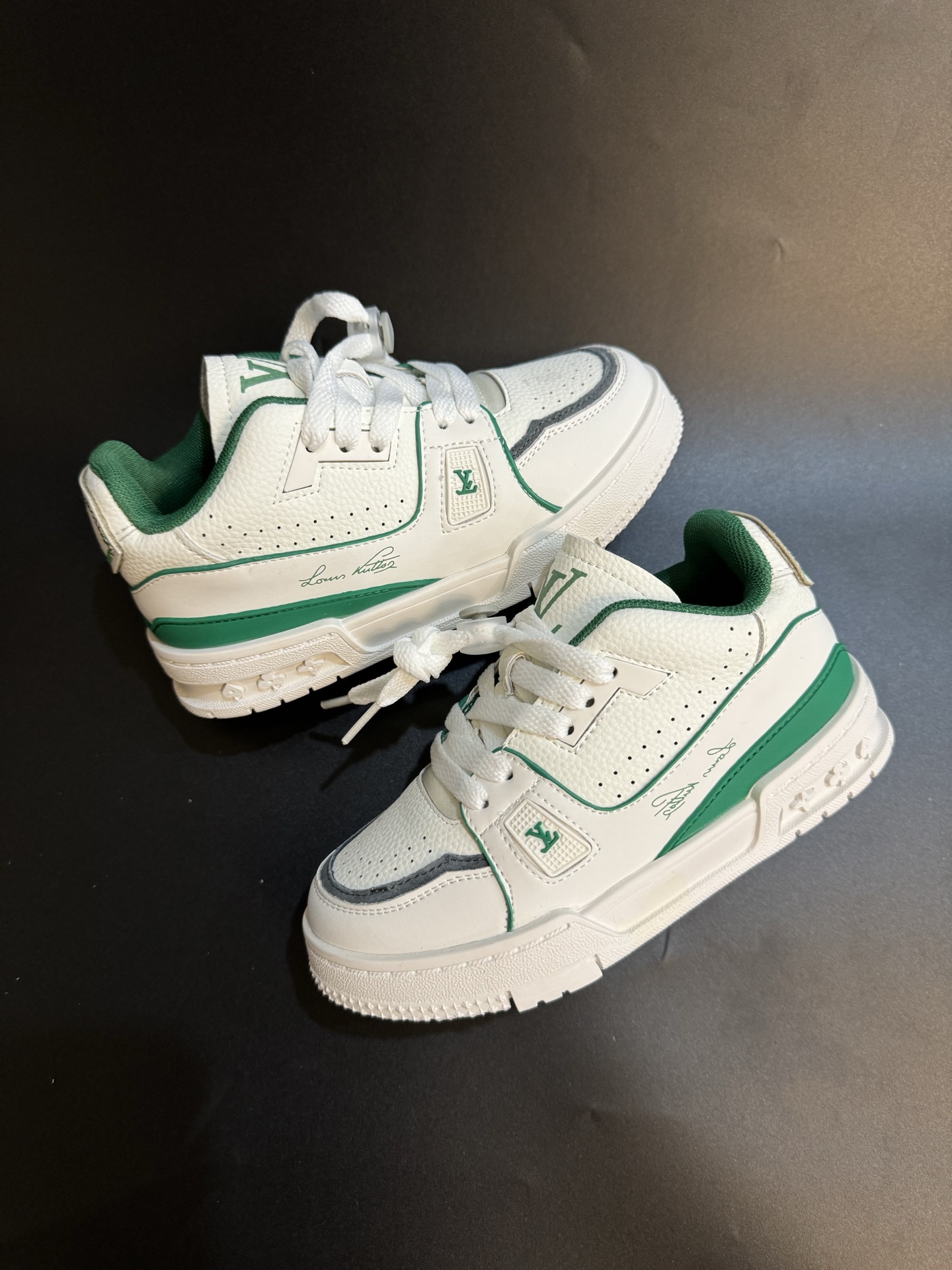 图片[9]-LV 新款时尚鞋带扣儿童板鞋 尺码：26-37码 经典大牌板鞋🆕 百搭又时髦✨防滑橡胶底 鞋带扣设计穿脱方便✌🏻 优质皮料拼接，质感满满💯-选品中心