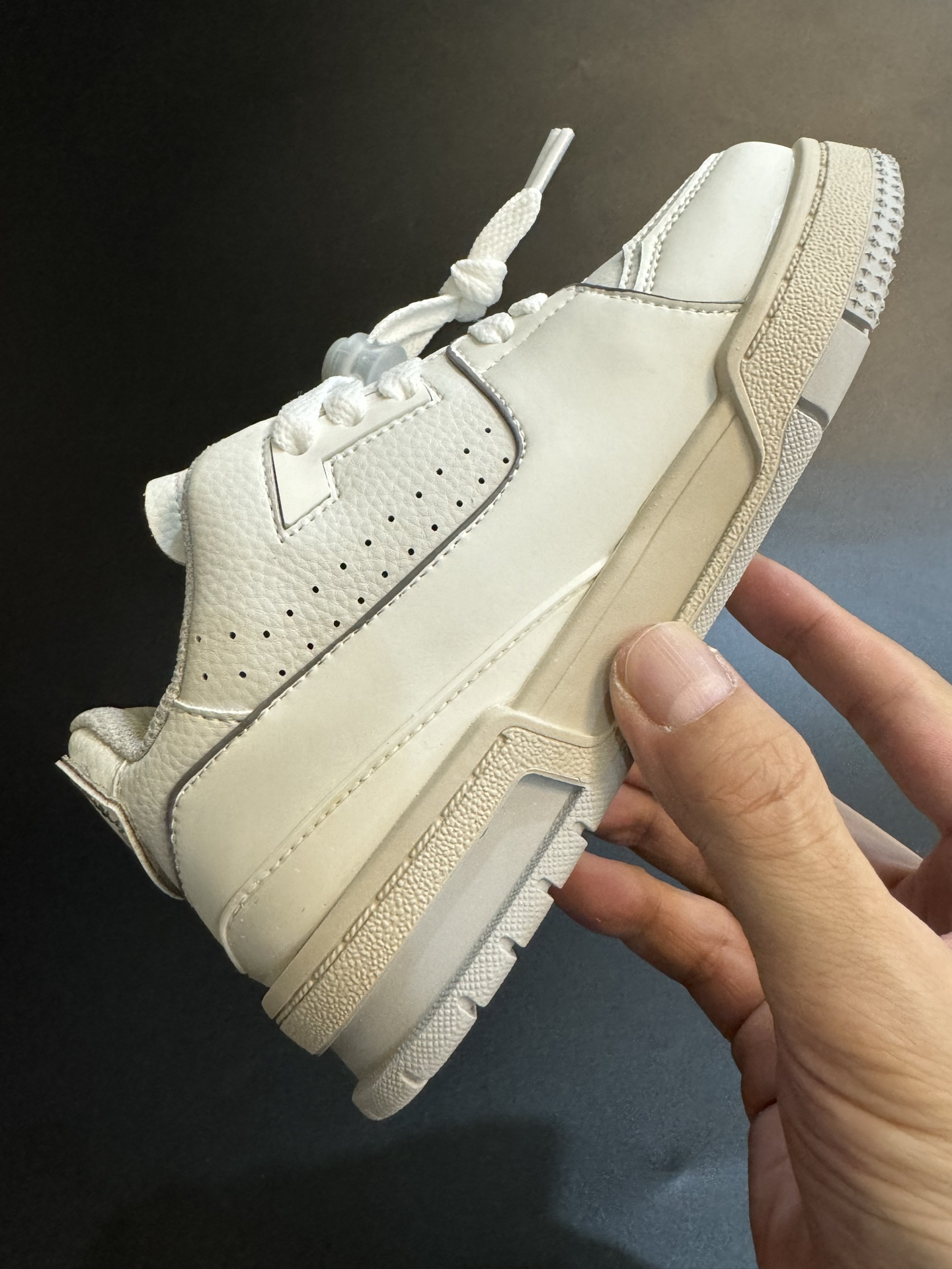 图片[5]-LV 新款时尚鞋带扣儿童板鞋 尺码：26-37码 经典大牌板鞋🆕 百搭又时髦✨防滑橡胶底 鞋带扣设计穿脱方便✌🏻 优质皮料拼接，质感满满💯-选品中心