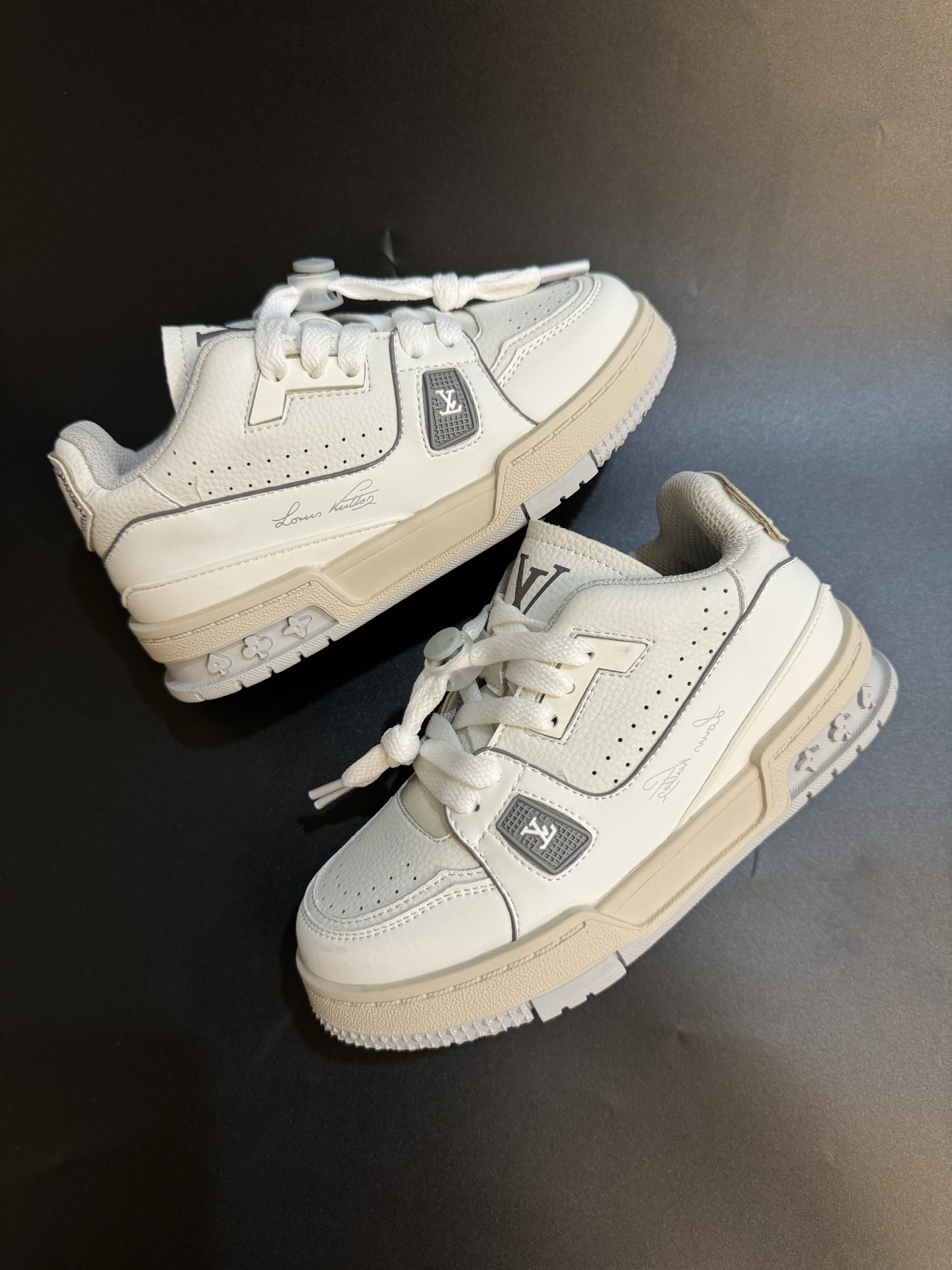 图片[9]-LV 新款时尚鞋带扣儿童板鞋 尺码：26-37码 经典大牌板鞋🆕 百搭又时髦✨防滑橡胶底 鞋带扣设计穿脱方便✌🏻 优质皮料拼接，质感满满💯-选品中心