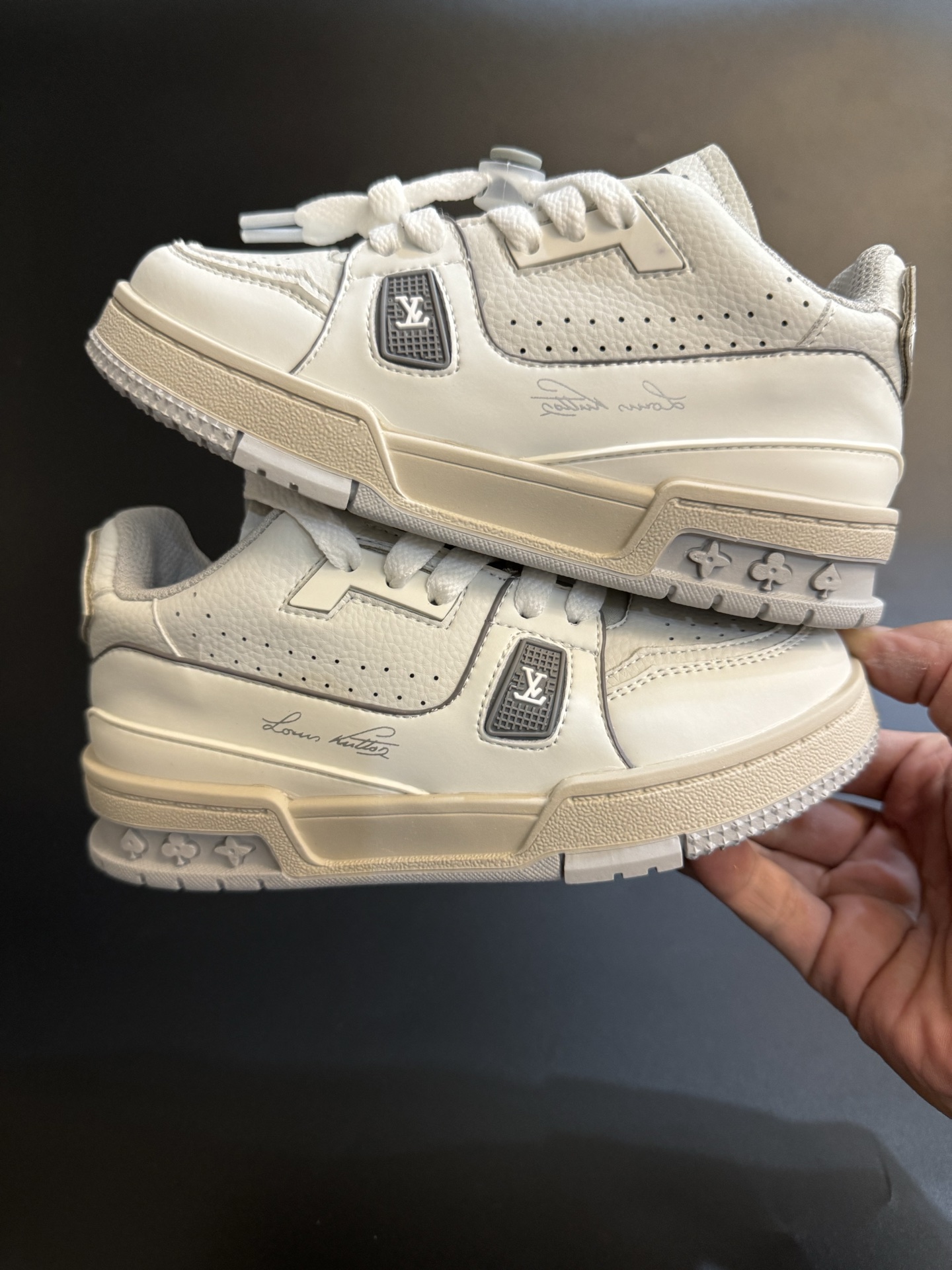 图片[8]-LV 新款时尚鞋带扣儿童板鞋 尺码：26-37码 经典大牌板鞋🆕 百搭又时髦✨防滑橡胶底 鞋带扣设计穿脱方便✌🏻 优质皮料拼接，质感满满💯-选品中心