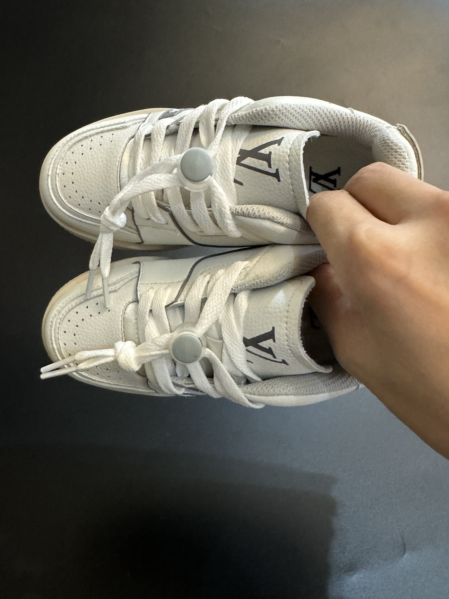 LV 新款时尚鞋带扣儿童板鞋 尺码：26-37码 经典大牌板鞋🆕 百搭又时髦✨防滑橡胶底 鞋带扣设计穿脱方便✌🏻 优质皮料拼接，质感满满💯-选品中心