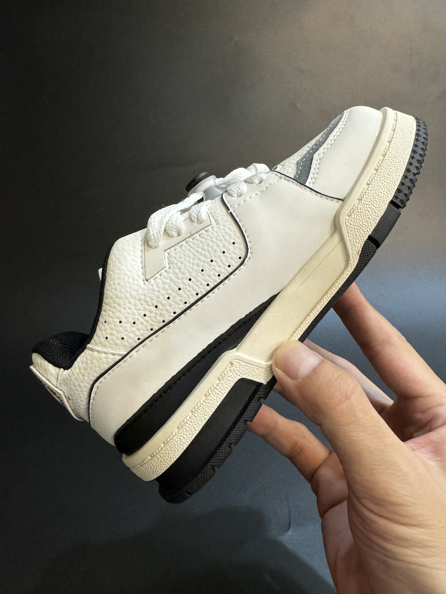 图片[5]-LV 新款时尚鞋带扣儿童板鞋 尺码：26-37码 经典大牌板鞋🆕 百搭又时髦✨防滑橡胶底 鞋带扣设计穿脱方便✌🏻 优质皮料拼接，质感满满💯-选品中心