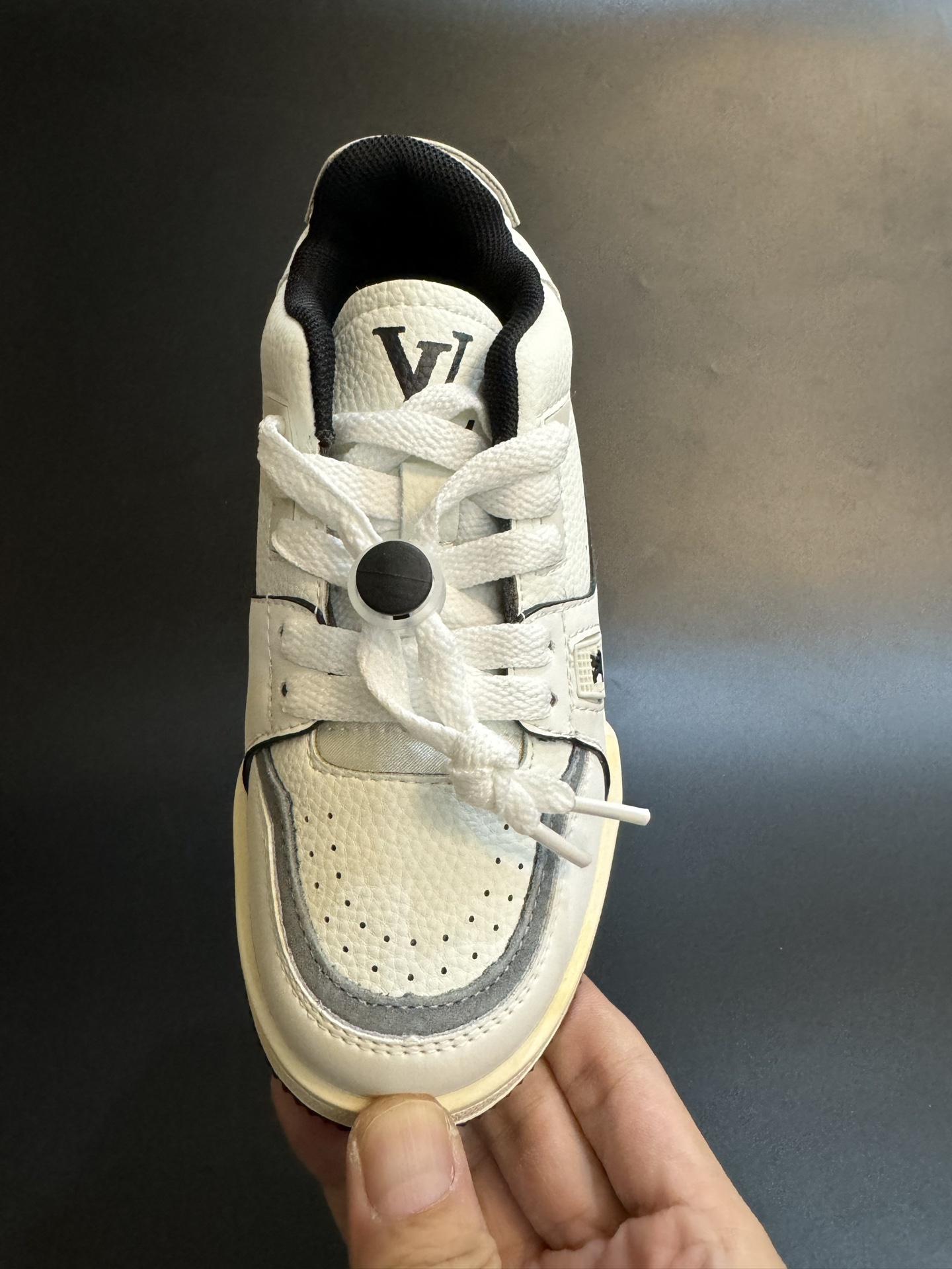 图片[6]-LV 新款时尚鞋带扣儿童板鞋 尺码：26-37码 经典大牌板鞋🆕 百搭又时髦✨防滑橡胶底 鞋带扣设计穿脱方便✌🏻 优质皮料拼接，质感满满💯-选品中心