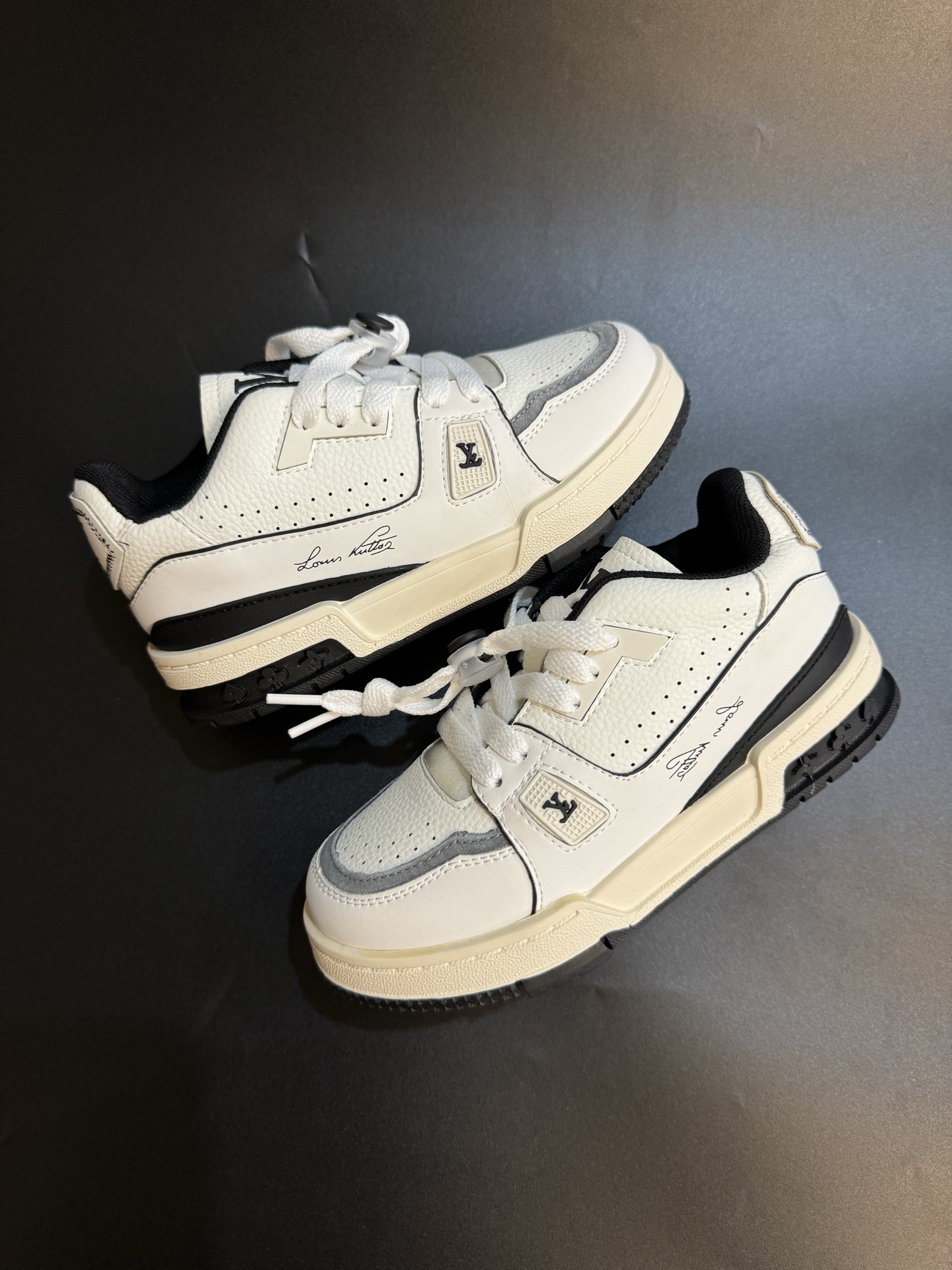 图片[9]-LV 新款时尚鞋带扣儿童板鞋 尺码：26-37码 经典大牌板鞋🆕 百搭又时髦✨防滑橡胶底 鞋带扣设计穿脱方便✌🏻 优质皮料拼接，质感满满💯-选品中心