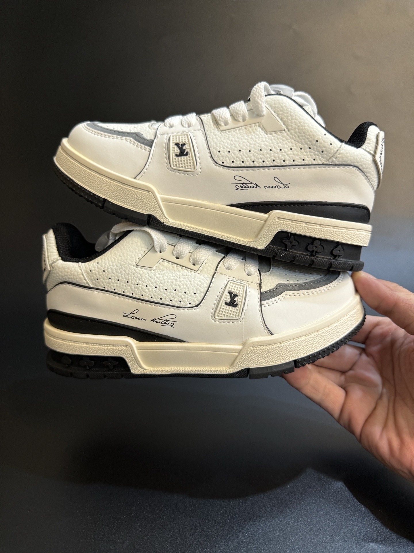 图片[8]-LV 新款时尚鞋带扣儿童板鞋 尺码：26-37码 经典大牌板鞋🆕 百搭又时髦✨防滑橡胶底 鞋带扣设计穿脱方便✌🏻 优质皮料拼接，质感满满💯-选品中心