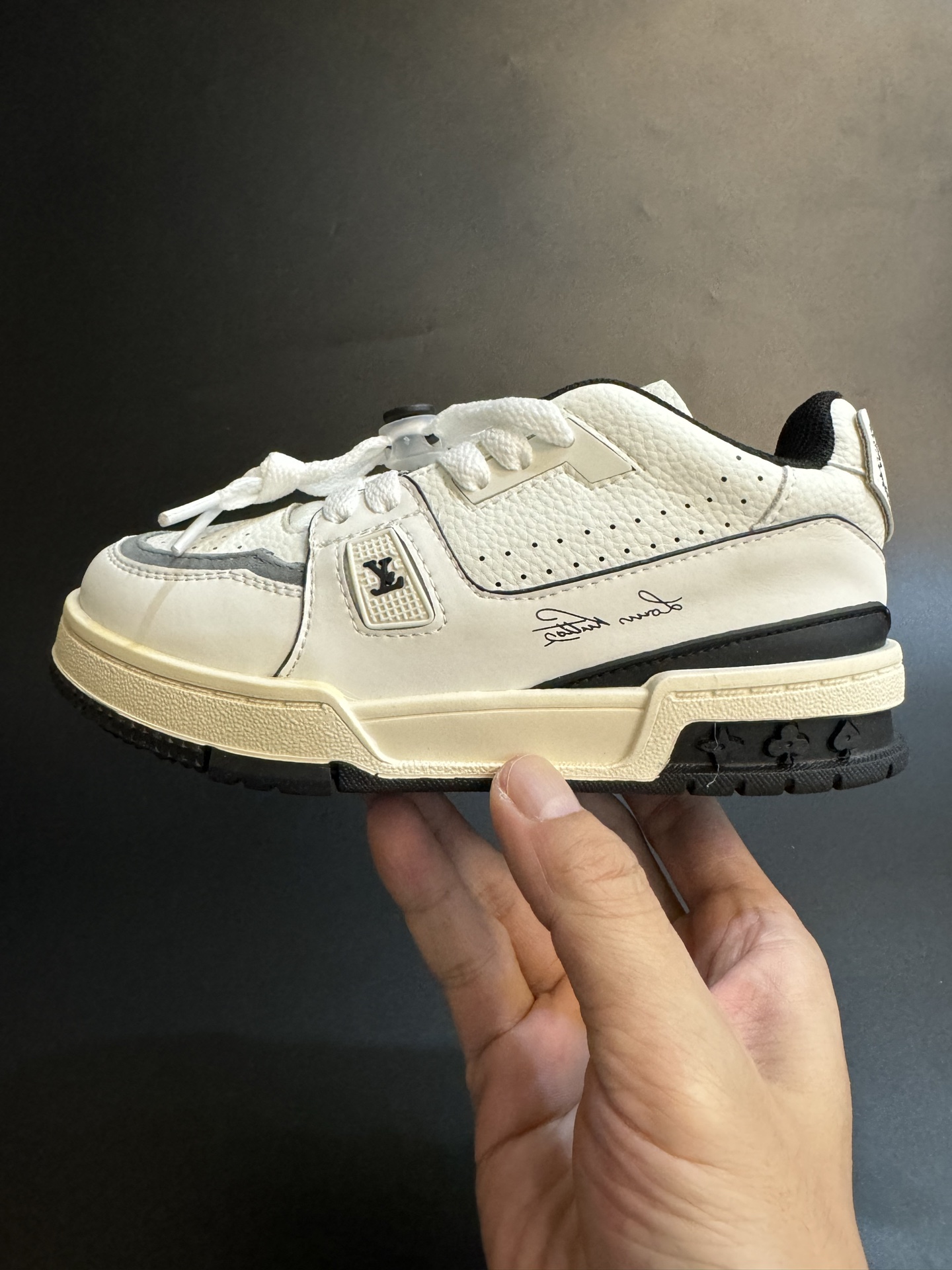 图片[3]-LV 新款时尚鞋带扣儿童板鞋 尺码：26-37码 经典大牌板鞋🆕 百搭又时髦✨防滑橡胶底 鞋带扣设计穿脱方便✌🏻 优质皮料拼接，质感满满💯-选品中心