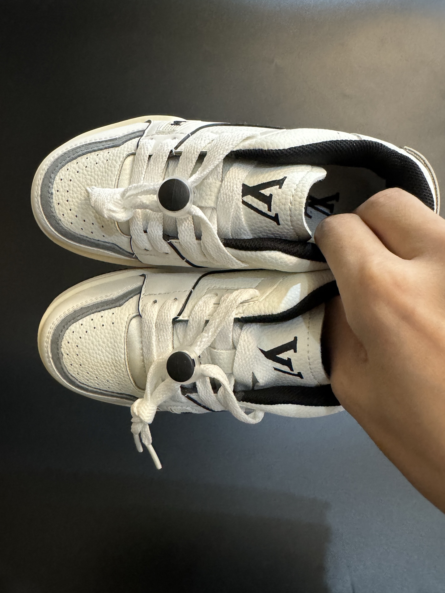 LV 新款时尚鞋带扣儿童板鞋 尺码：26-37码 经典大牌板鞋🆕 百搭又时髦✨防滑橡胶底 鞋带扣设计穿脱方便✌🏻 优质皮料拼接，质感满满💯-选品中心