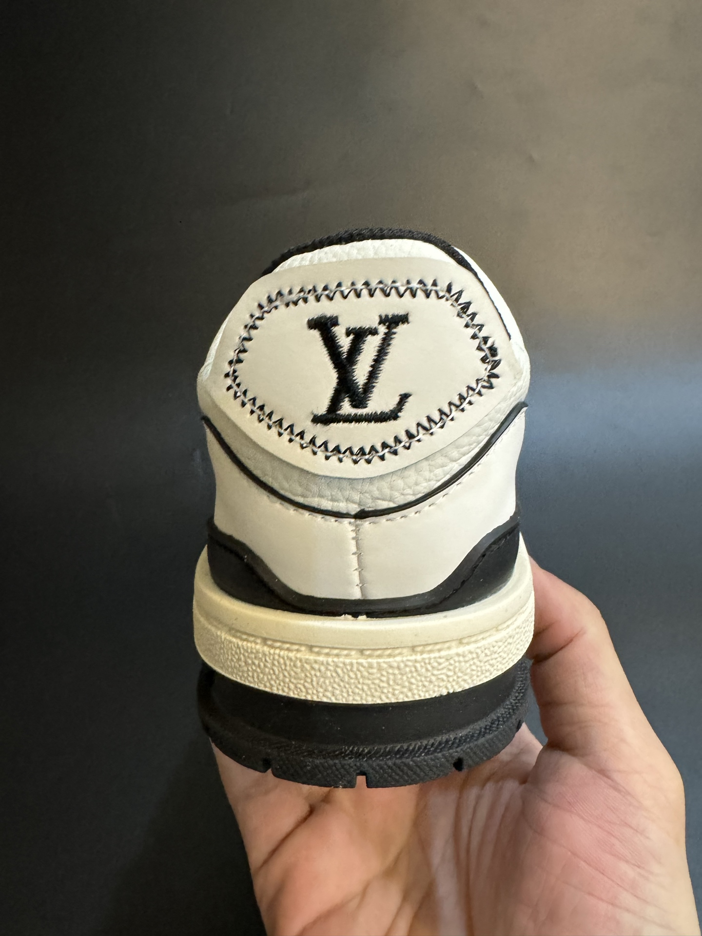 图片[7]-LV 新款时尚鞋带扣儿童板鞋 尺码：26-37码 经典大牌板鞋🆕 百搭又时髦✨防滑橡胶底 鞋带扣设计穿脱方便✌🏻 优质皮料拼接，质感满满💯-选品中心