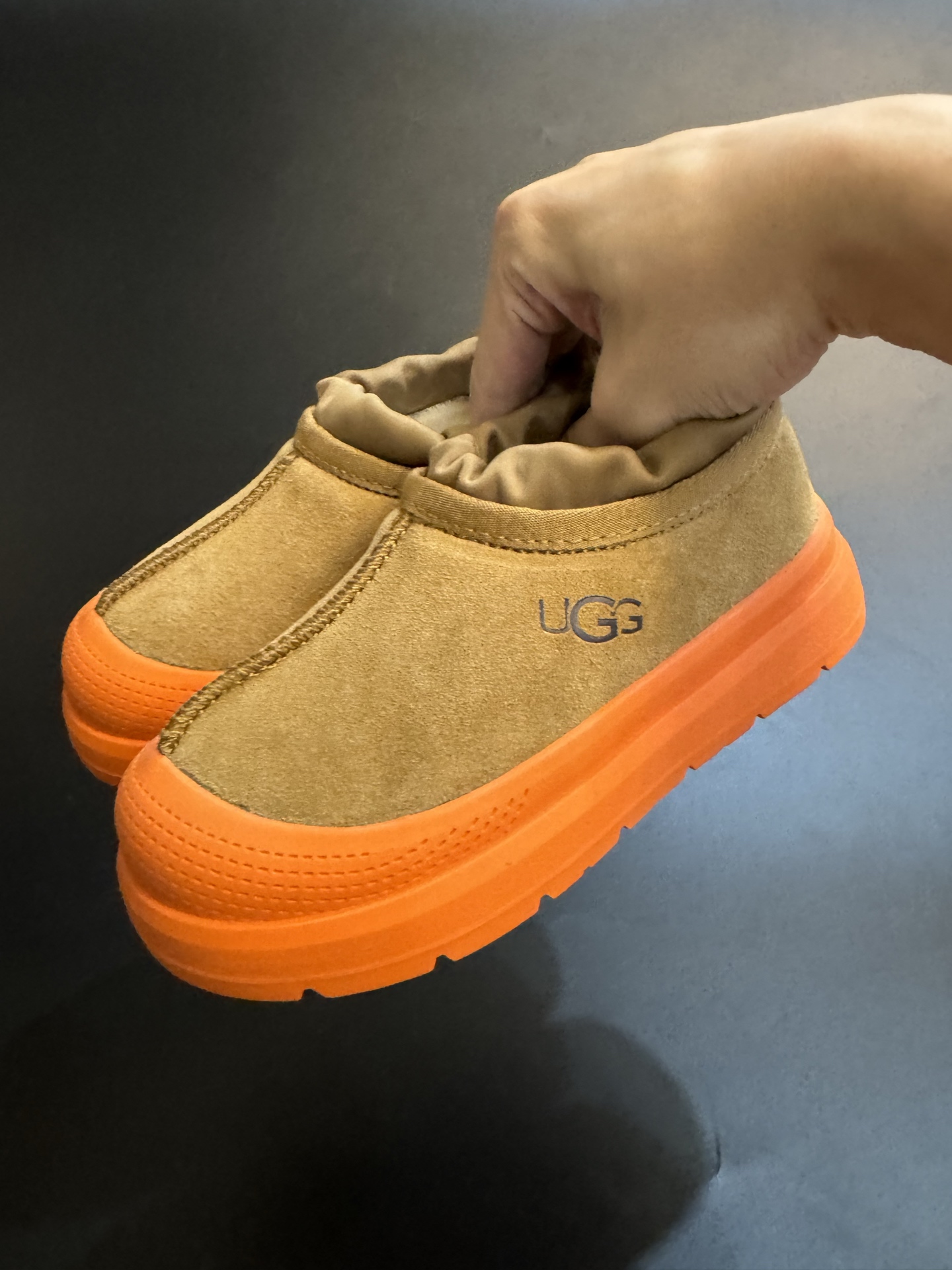 UGG王一博同款羊毛一体儿童低帮雪地靴 尺码：25-35码 经典UGG明星款式❤️ 低帮款式设计，保暖防风☁️ 羊毛一体系列，质感满满💯 橡胶耐磨防滑大底，脚感超赞👍🏻-选品中心