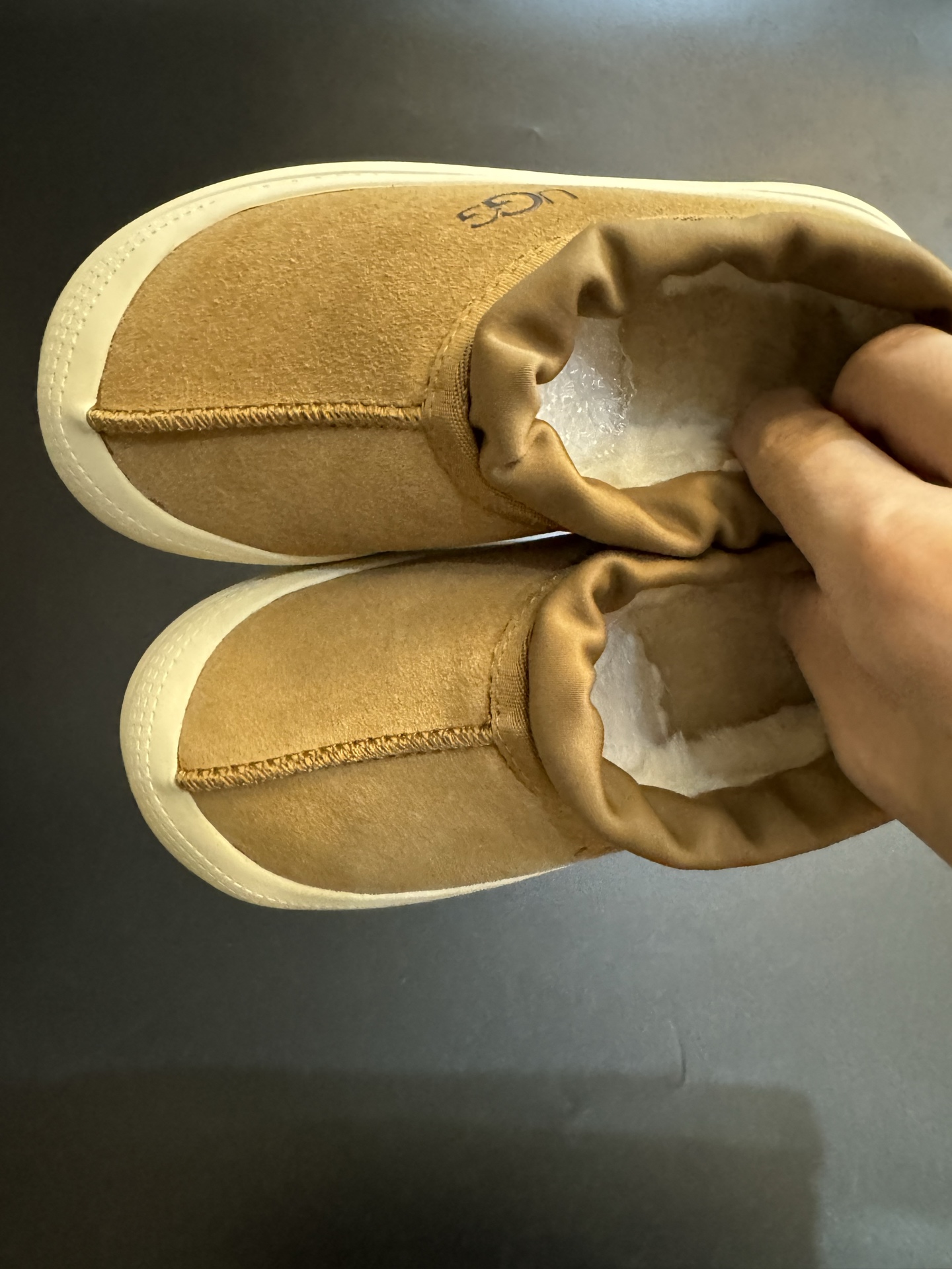 UGG王一博同款羊毛一体儿童低帮雪地靴 尺码：25-35码 经典UGG明星款式❤️ 低帮款式设计，保暖防风☁️ 羊毛一体系列，质感满满💯 橡胶耐磨防滑大底，脚感超赞👍🏻-选品中心