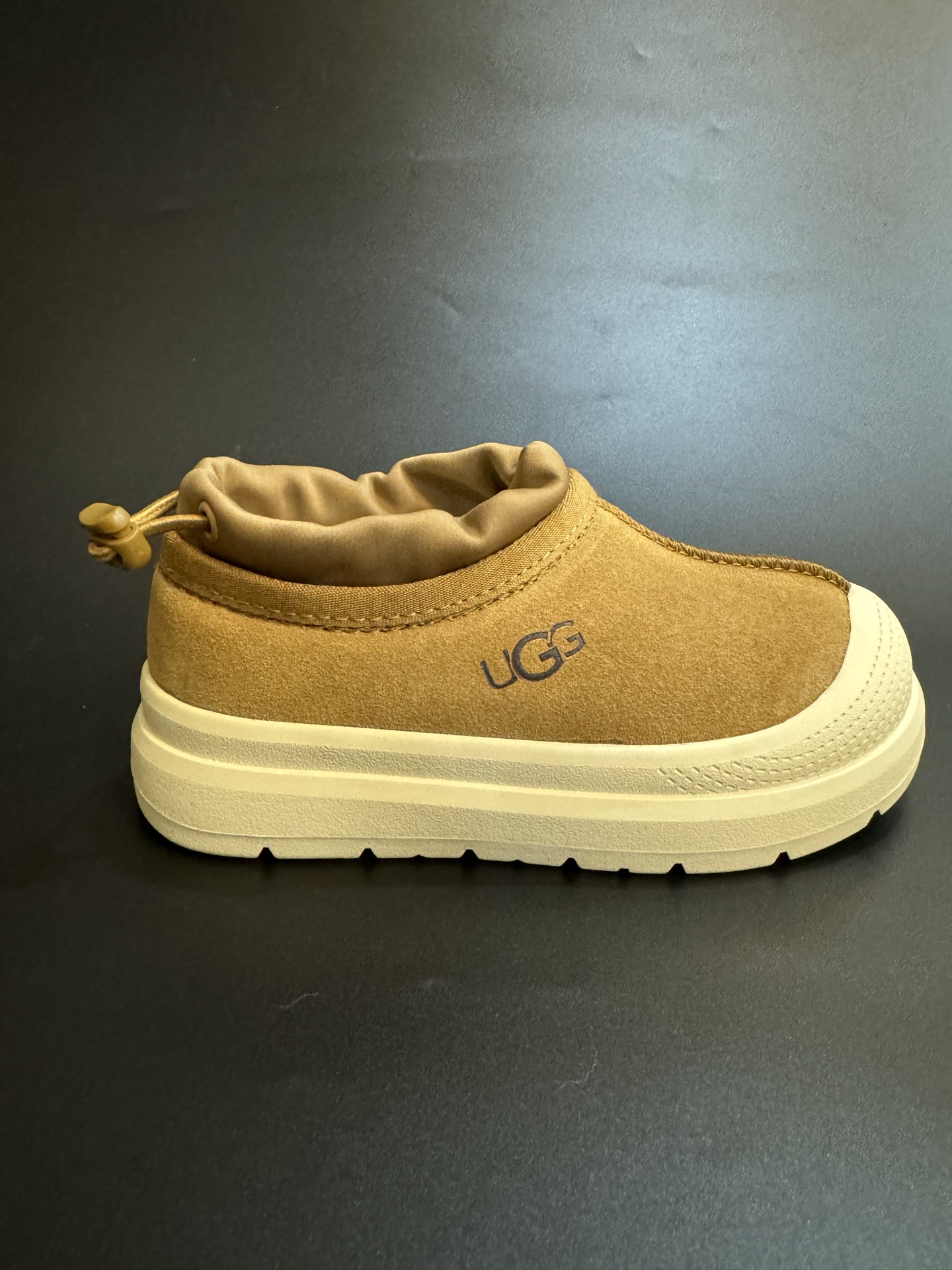 UGG王一博同款羊毛一体儿童低帮雪地靴 尺码：25-35码 经典UGG明星款式❤️ 低帮款式设计，保暖防风☁️ 羊毛一体系列，质感满满💯 橡胶耐磨防滑大底，脚感超赞👍🏻-选品中心