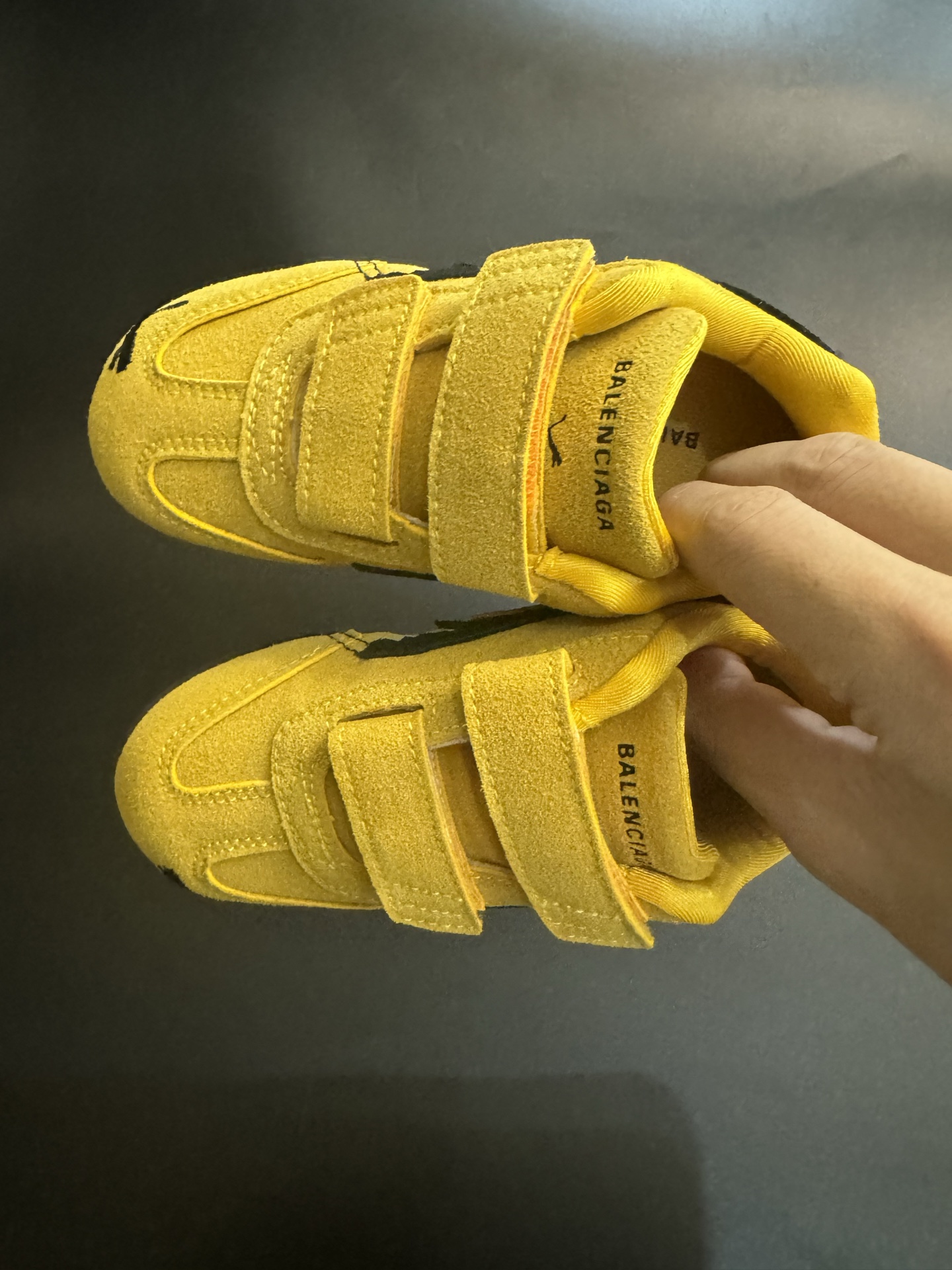 彪马巴黎联名款魔术贴复古德训儿童休闲鞋运动鞋 尺码：22–35码 经典PUMA联名系列🆕 优质猪八革面料，质感满满💯 两幅鞋带替换，附赠鞋带扣✔️ 橡胶耐磨防滑大底，脚感不言而喻☁️-选品中心