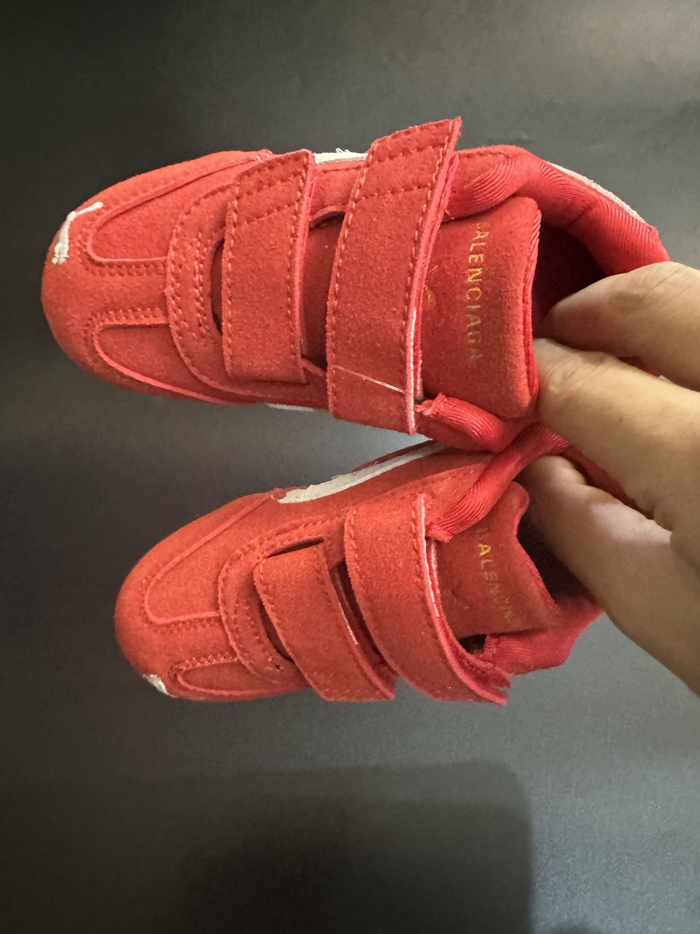 彪马巴黎联名款魔术贴复古德训儿童休闲鞋运动鞋 尺码：22–35码 经典PUMA联名系列🆕 优质猪八革面料，质感满满💯 两幅鞋带替换，附赠鞋带扣✔️ 橡胶耐磨防滑大底，脚感不言而喻☁️-选品中心