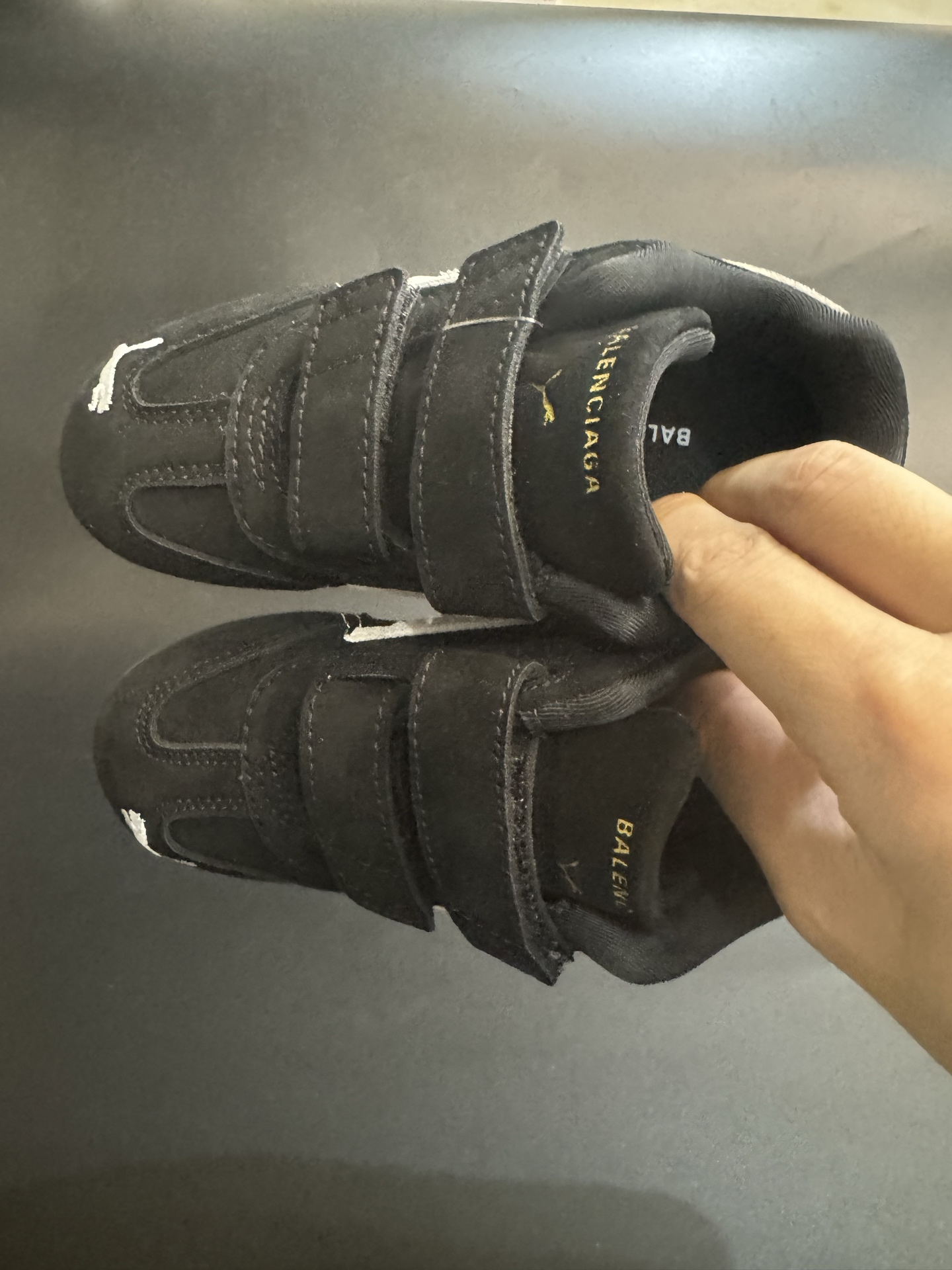 彪马巴黎联名款魔术贴复古德训儿童休闲鞋运动鞋 尺码：22–35码 经典PUMA联名系列🆕 优质猪八革面料，质感满满💯 两幅鞋带替换，附赠鞋带扣✔️ 橡胶耐磨防滑大底，脚感不言而喻☁️-选品中心