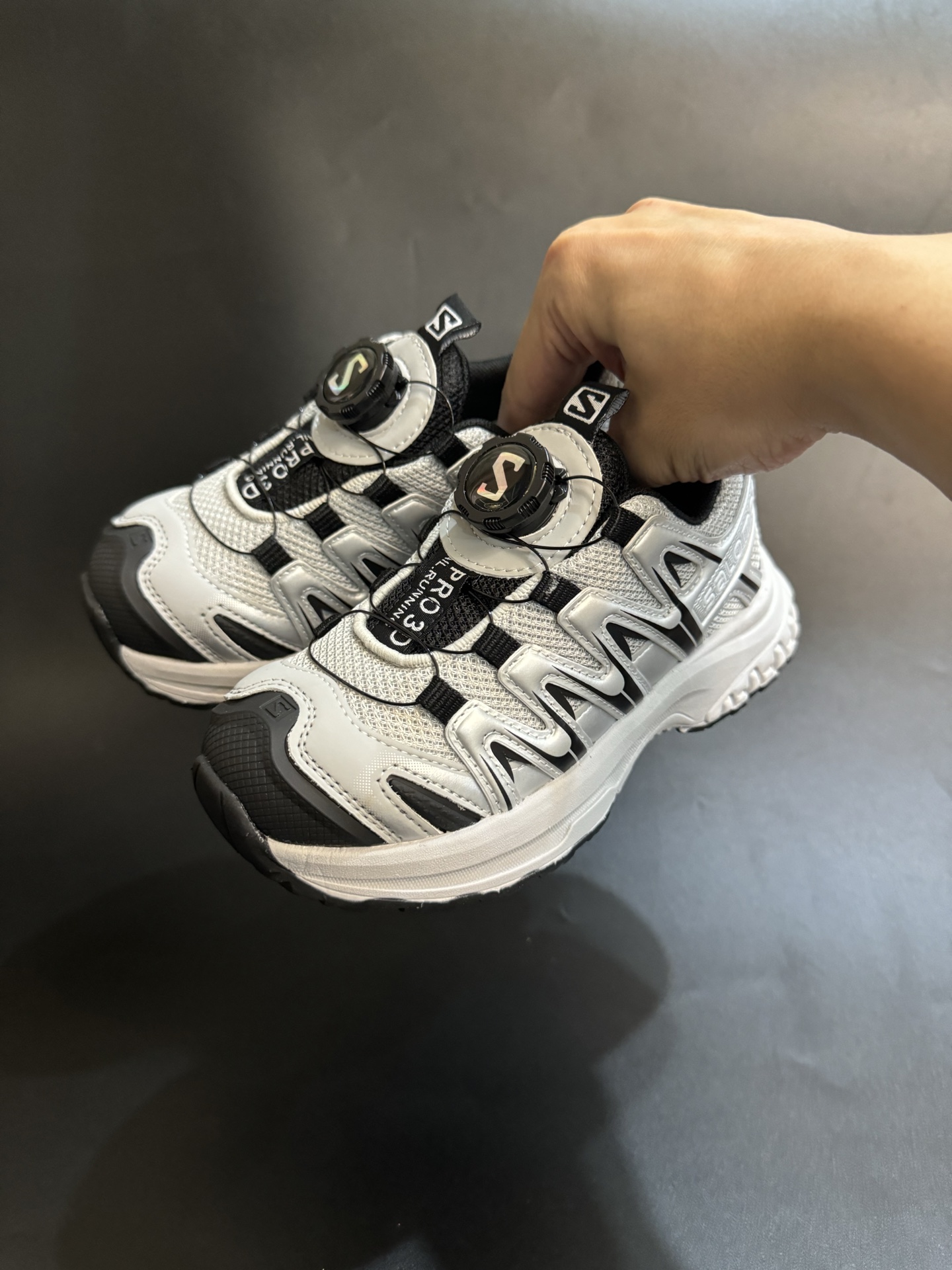 萨家 XA PRO 3D 旋钮扣童鞋户外跑步鞋运动鞋 明星同款网红款儿童休闲户外越野机能运动跑步鞋尺码：26-37码 实际脚长加1–1.5CM后选内长-选品中心