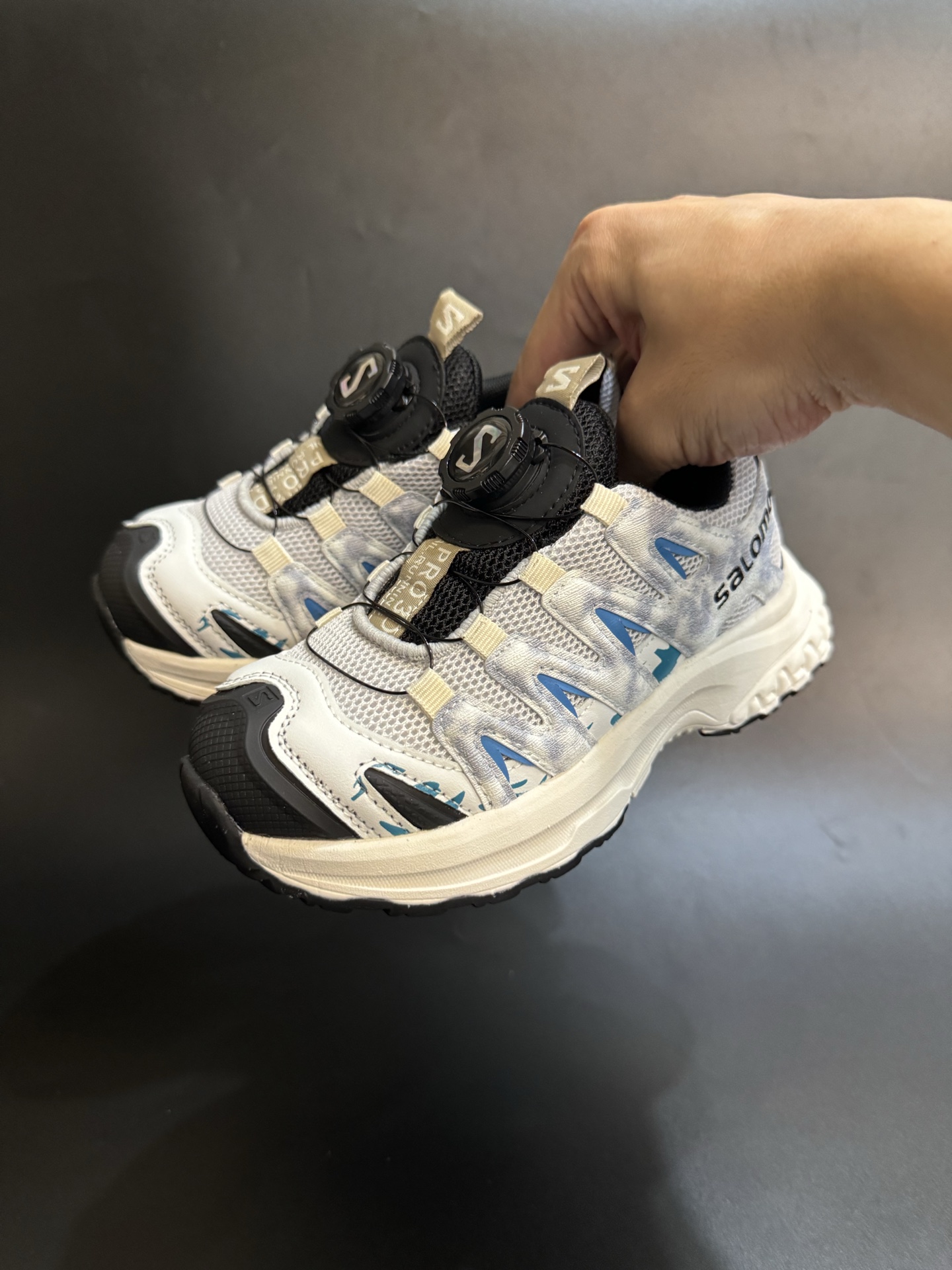 萨家 XA PRO 3D 旋钮扣童鞋户外跑步鞋运动鞋 明星同款网红款儿童休闲户外越野机能运动跑步鞋尺码：26-37码 实际脚长加1–1.5CM后选内长-选品中心