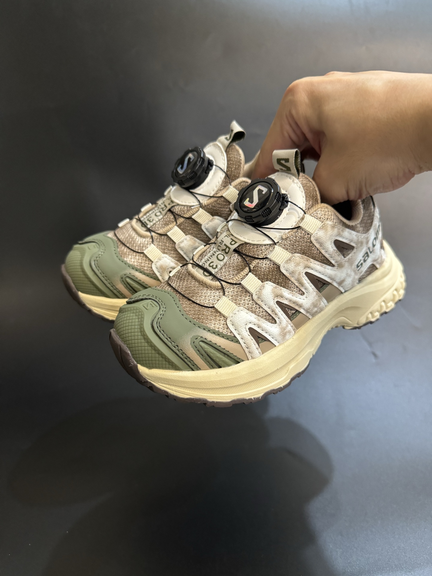 萨家 XA PRO 3D 旋钮扣童鞋户外跑步鞋运动鞋 明星同款网红款儿童休闲户外越野机能运动跑步鞋尺码：26-37码 实际脚长加1–1.5CM后选内长-选品中心