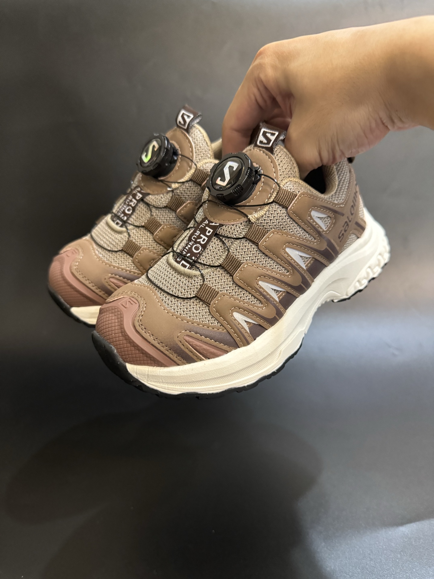 萨家 XA PRO 3D 旋钮扣童鞋户外跑步鞋运动鞋 明星同款网红款儿童休闲户外越野机能运动跑步鞋尺码：26-37码 实际脚长加1–1.5CM后选内长-选品中心