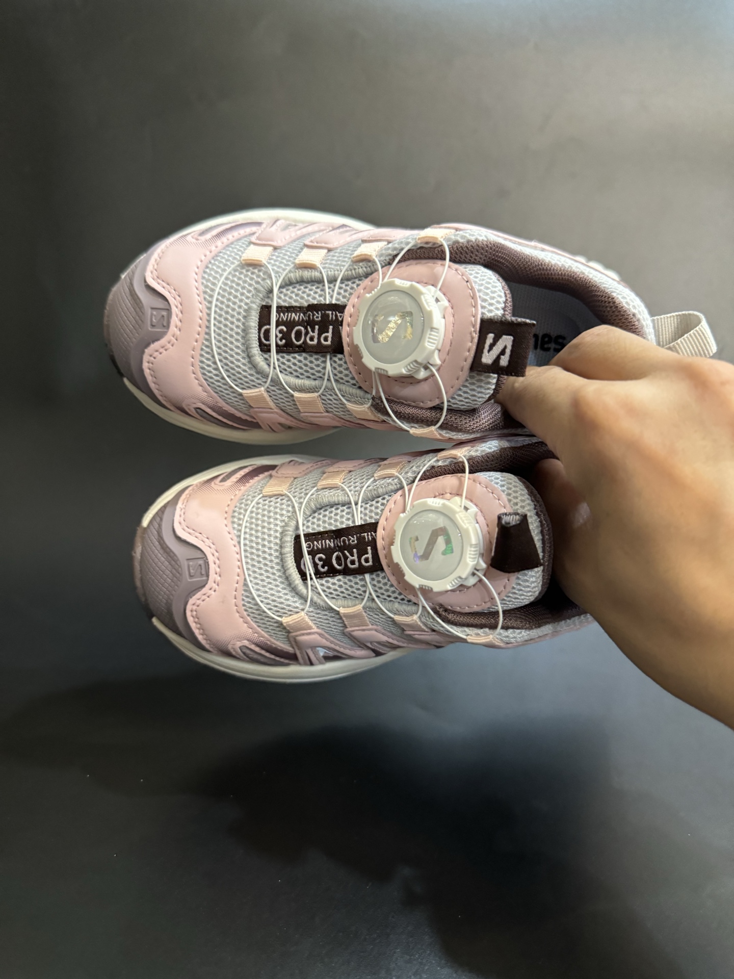 图片[2]-萨家 XA PRO 3D 旋钮扣童鞋户外跑步鞋运动鞋 明星同款网红款儿童休闲户外越野机能运动跑步鞋尺码：26-37码 实际脚长加1–1.5CM后选内长-选品中心