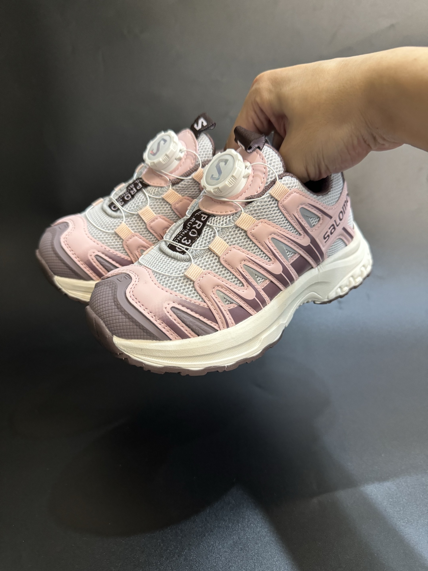 萨家 XA PRO 3D 旋钮扣童鞋户外跑步鞋运动鞋 明星同款网红款儿童休闲户外越野机能运动跑步鞋尺码：26-37码 实际脚长加1–1.5CM后选内长-选品中心
