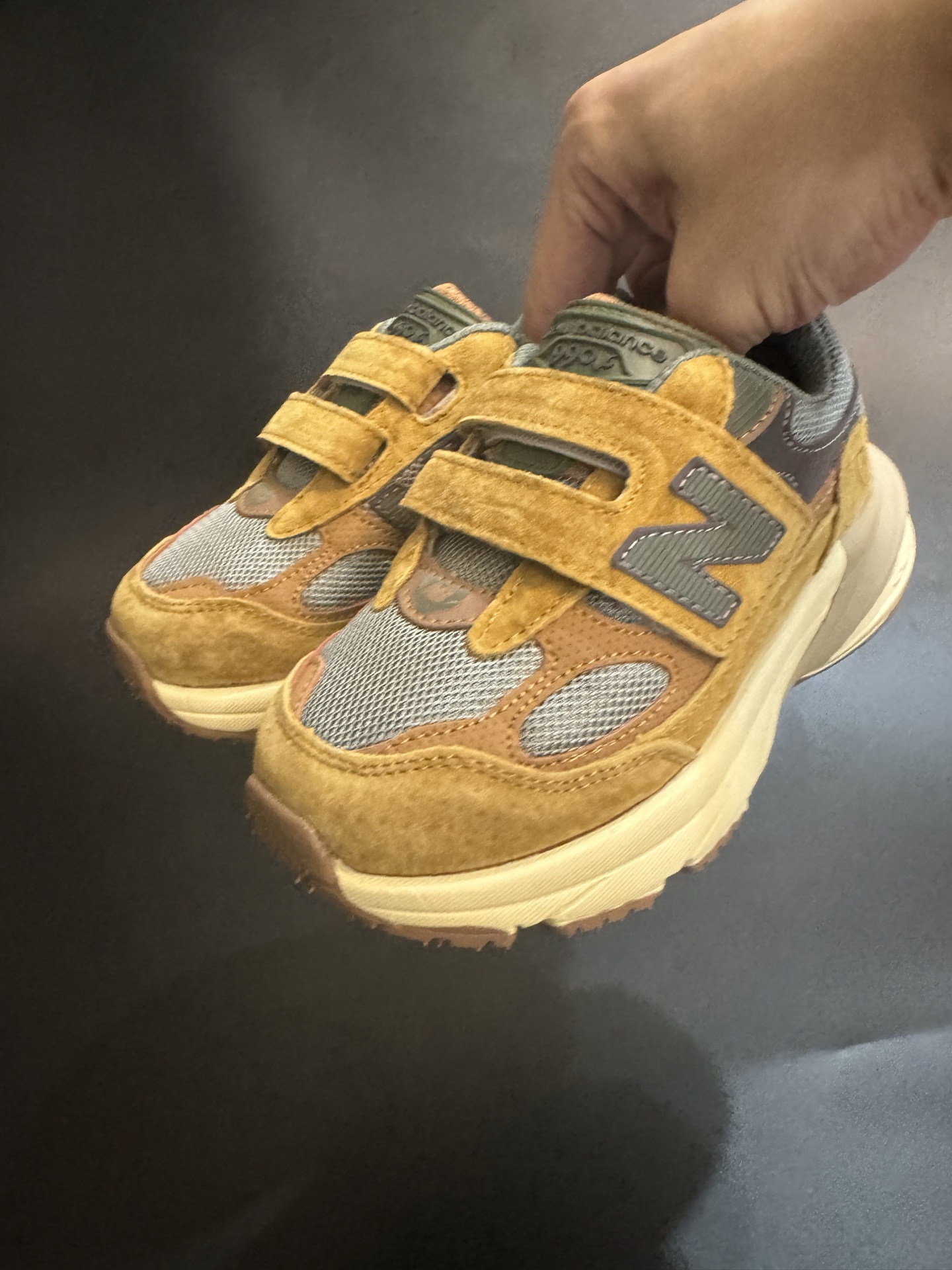 新色出货 王炸爆款NB990 V6猪八皮魔术贴童鞋 新百L 990 高端美产系列经典复古休闲运动慢跑鞋，采用上乘猪麂皮结合网眼材质制作鞋身👏同时保留了双层填充鞋领、侧身「N」字 Logo、皮革后跟皮牌与 TPU 鞋跟设计，并搭载招牌 ENCAP 橡胶大底确保穿着舒适性👍尺码26-37-选品中心