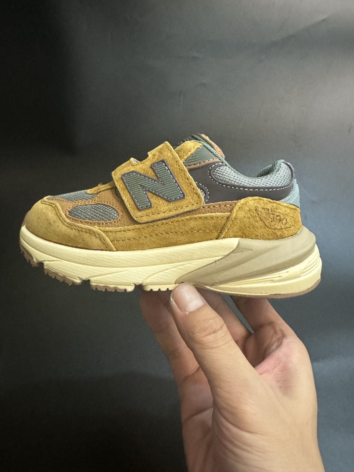 图片[9]-新色出货 王炸爆款NB990 V6猪八皮魔术贴童鞋 新百L 990 高端美产系列经典复古休闲运动慢跑鞋，采用上乘猪麂皮结合网眼材质制作鞋身👏同时保留了双层填充鞋领、侧身「N」字 Logo、皮革后跟皮牌与 TPU 鞋跟设计，并搭载招牌 ENCAP 橡胶大底确保穿着舒适性👍尺码26-37-选品中心