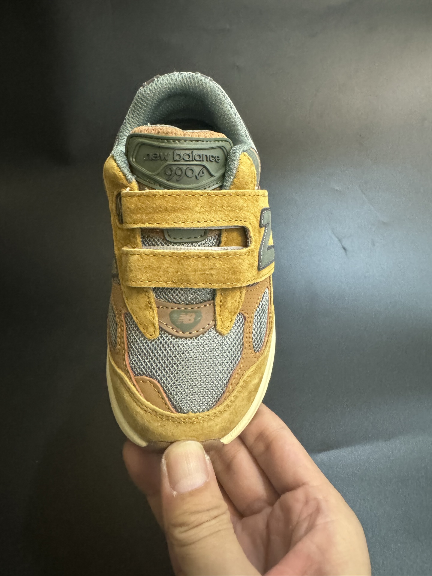 图片[5]-新色出货 王炸爆款NB990 V6猪八皮魔术贴童鞋 新百L 990 高端美产系列经典复古休闲运动慢跑鞋，采用上乘猪麂皮结合网眼材质制作鞋身👏同时保留了双层填充鞋领、侧身「N」字 Logo、皮革后跟皮牌与 TPU 鞋跟设计，并搭载招牌 ENCAP 橡胶大底确保穿着舒适性👍尺码26-37-选品中心