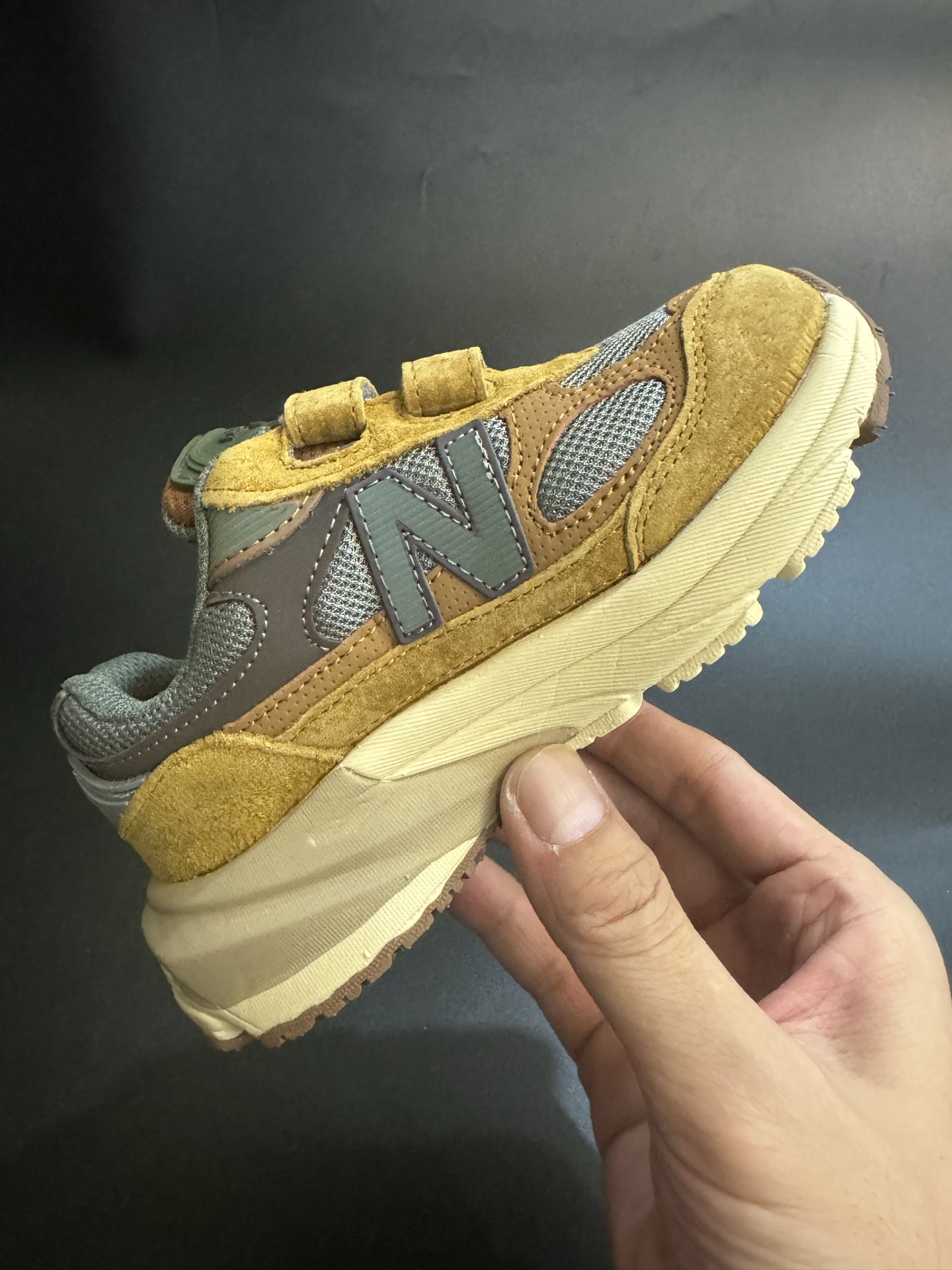 图片[4]-新色出货 王炸爆款NB990 V6猪八皮魔术贴童鞋 新百L 990 高端美产系列经典复古休闲运动慢跑鞋，采用上乘猪麂皮结合网眼材质制作鞋身👏同时保留了双层填充鞋领、侧身「N」字 Logo、皮革后跟皮牌与 TPU 鞋跟设计，并搭载招牌 ENCAP 橡胶大底确保穿着舒适性👍尺码26-37-选品中心