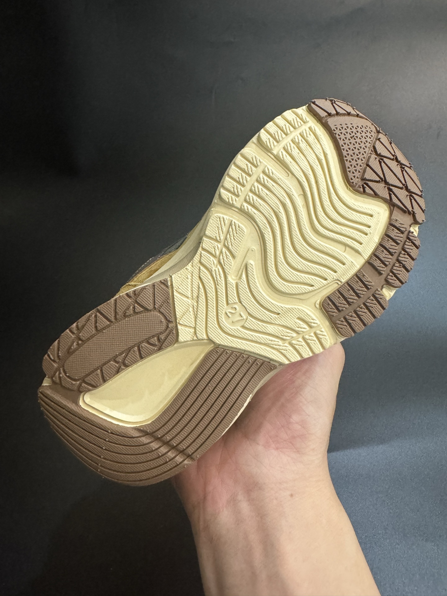 图片[9]-新色出货 王炸爆款NB990 V6猪八皮魔术贴童鞋 新百L 990 高端美产系列经典复古休闲运动慢跑鞋，采用上乘猪麂皮结合网眼材质制作鞋身👏同时保留了双层填充鞋领、侧身「N」字 Logo、皮革后跟皮牌与 TPU 鞋跟设计，并搭载招牌 ENCAP 橡胶大底确保穿着舒适性👍尺码26-37-选品中心