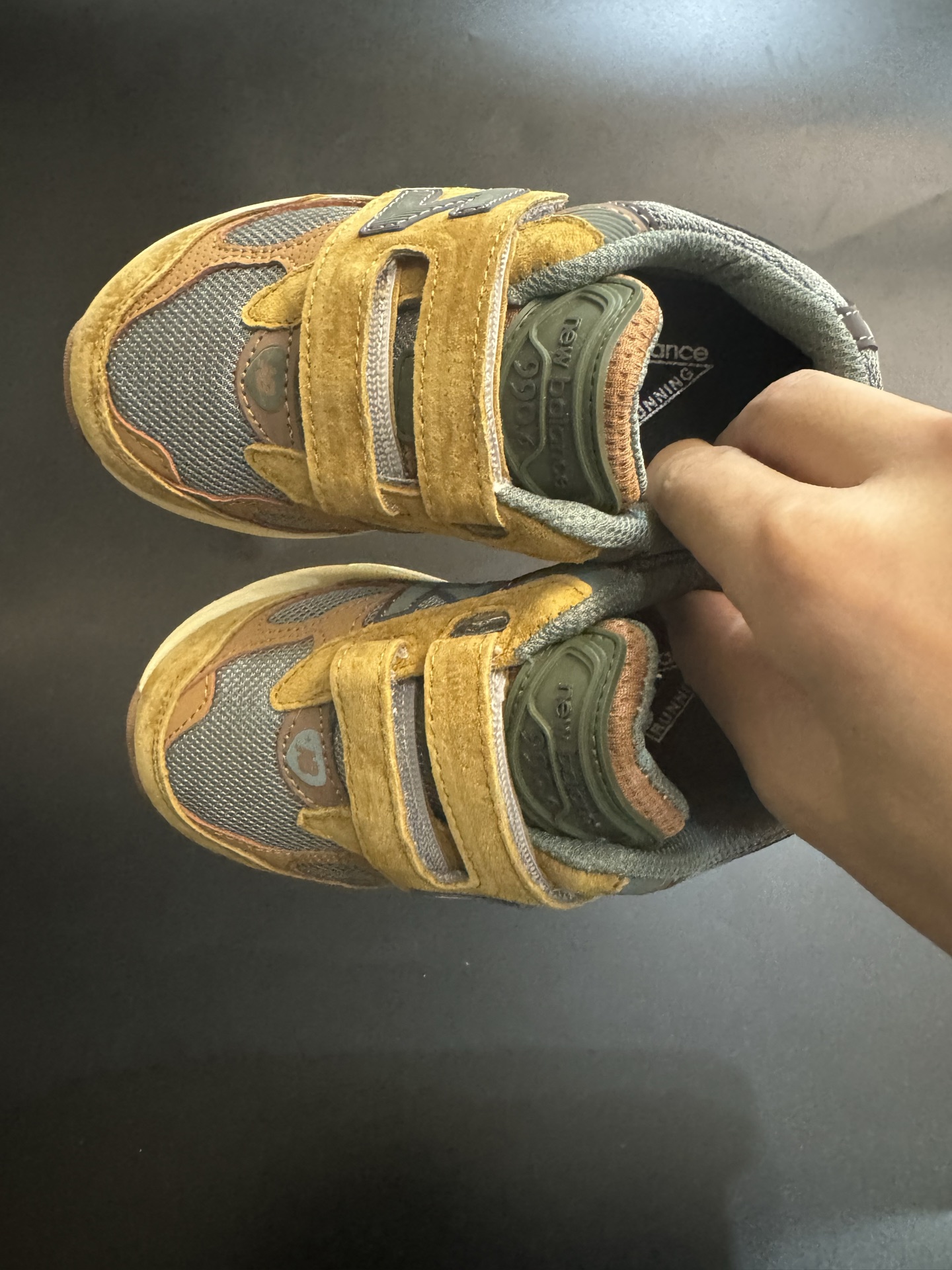 图片[2]-新色出货 王炸爆款NB990 V6猪八皮魔术贴童鞋 新百L 990 高端美产系列经典复古休闲运动慢跑鞋，采用上乘猪麂皮结合网眼材质制作鞋身👏同时保留了双层填充鞋领、侧身「N」字 Logo、皮革后跟皮牌与 TPU 鞋跟设计，并搭载招牌 ENCAP 橡胶大底确保穿着舒适性👍尺码26-37-选品中心